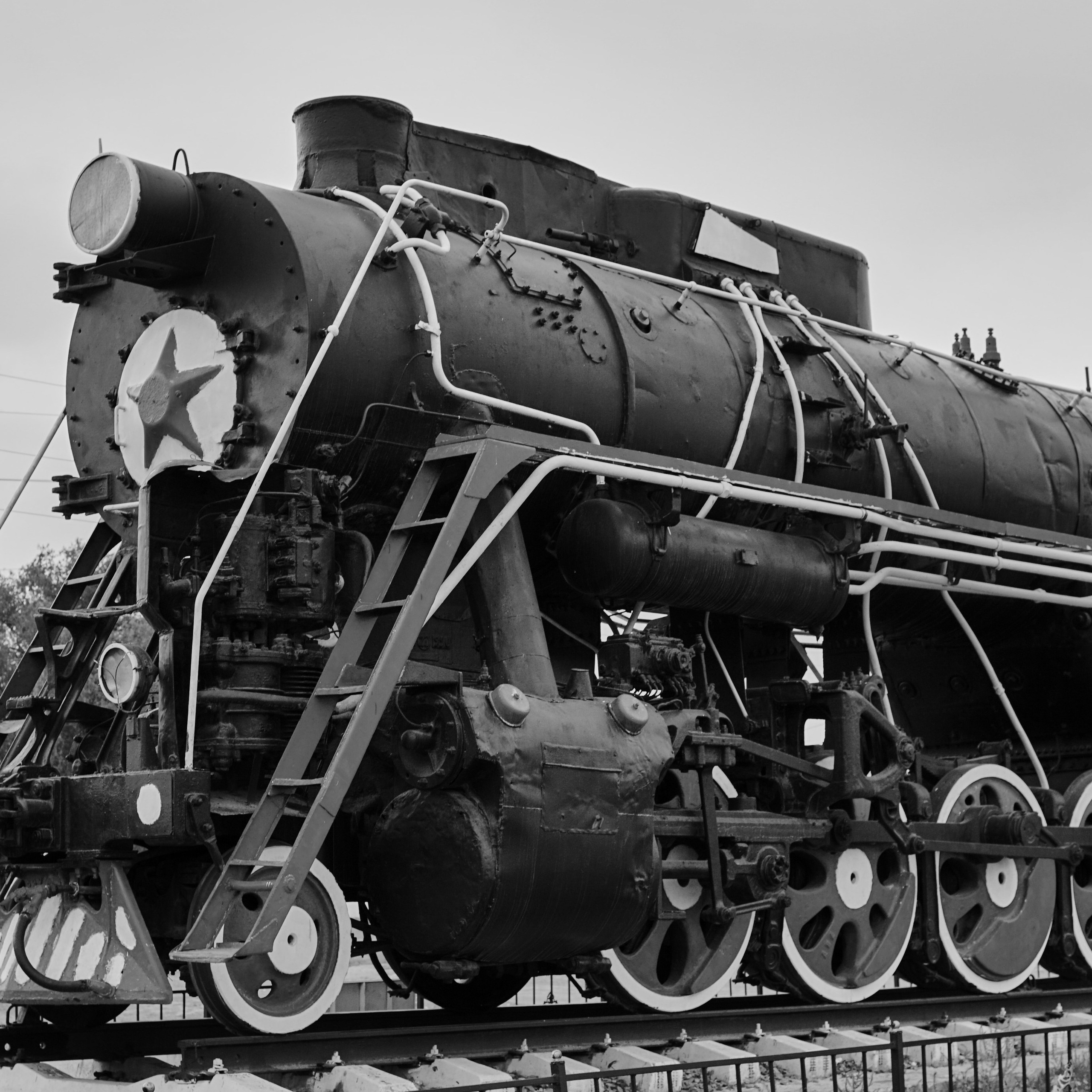 | Между Черным и Белым | Статика |