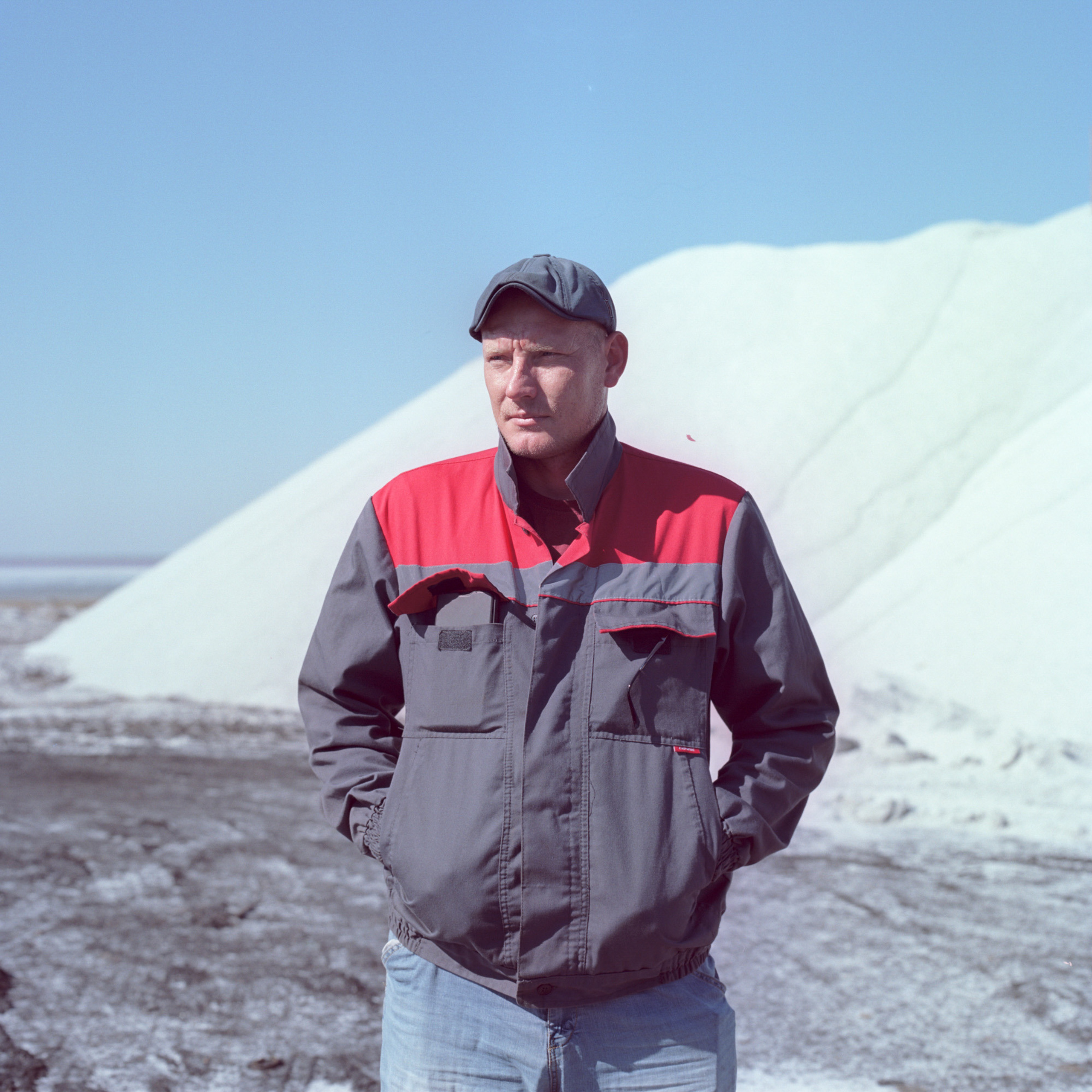 Бульдозерист Петр. На заводе работает уже пять лет.