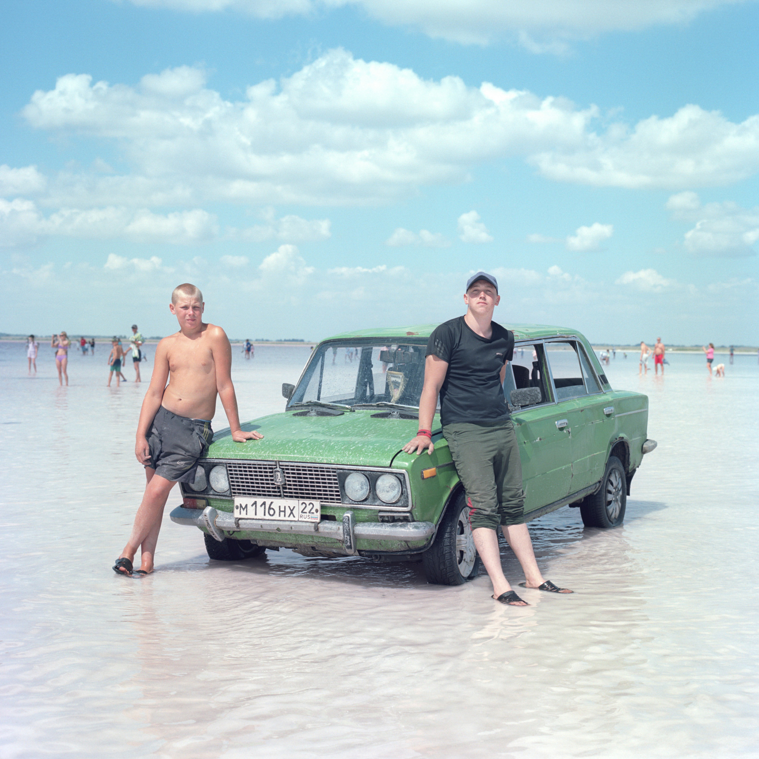 Два Димы. Один из них еще учится в школе, второй - работает на заводе. Летом они подрабатывают тем, что катают туристов на машине вокруг озера.