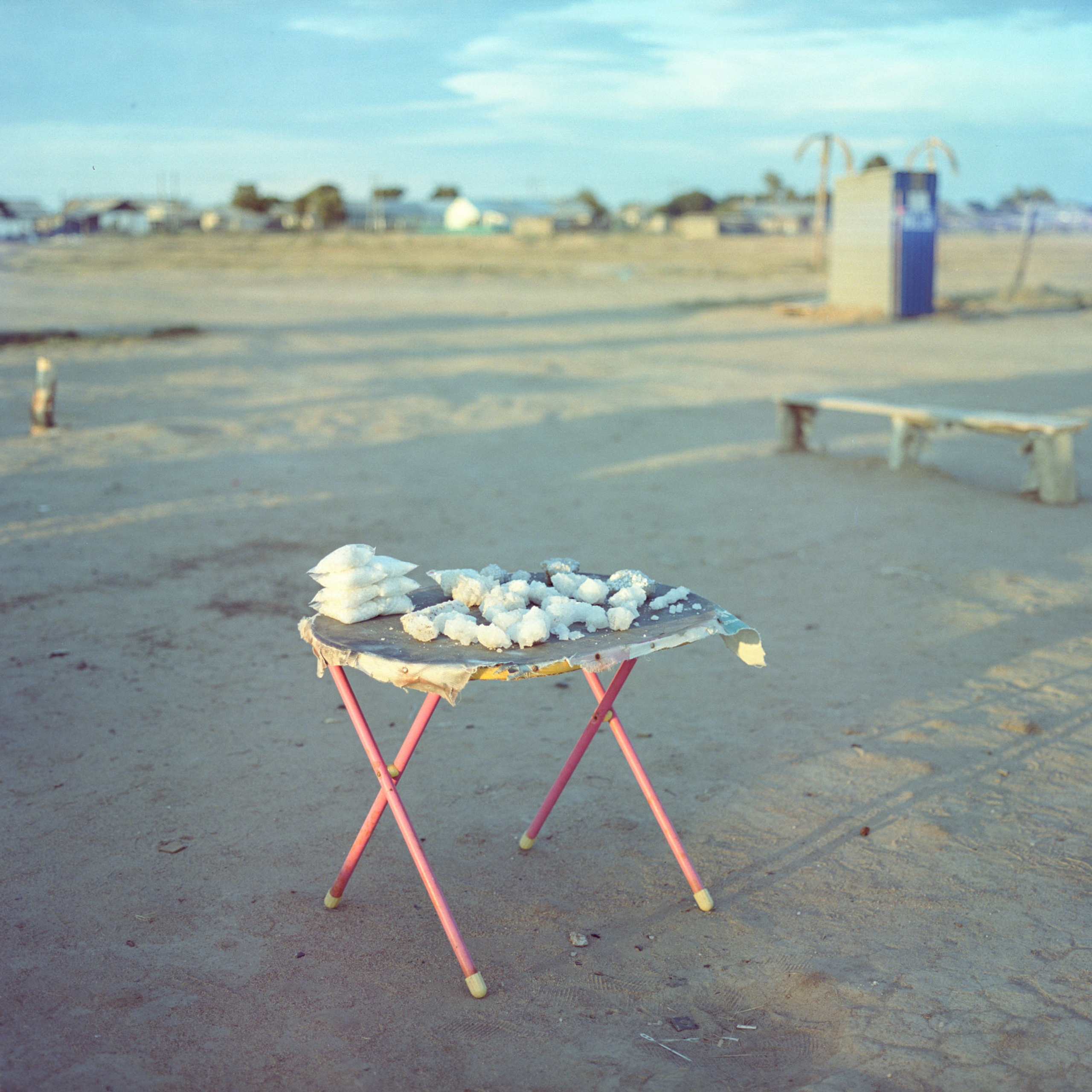 Продажа соли, еды и напитков для туристов идет до самого позднего вечера.