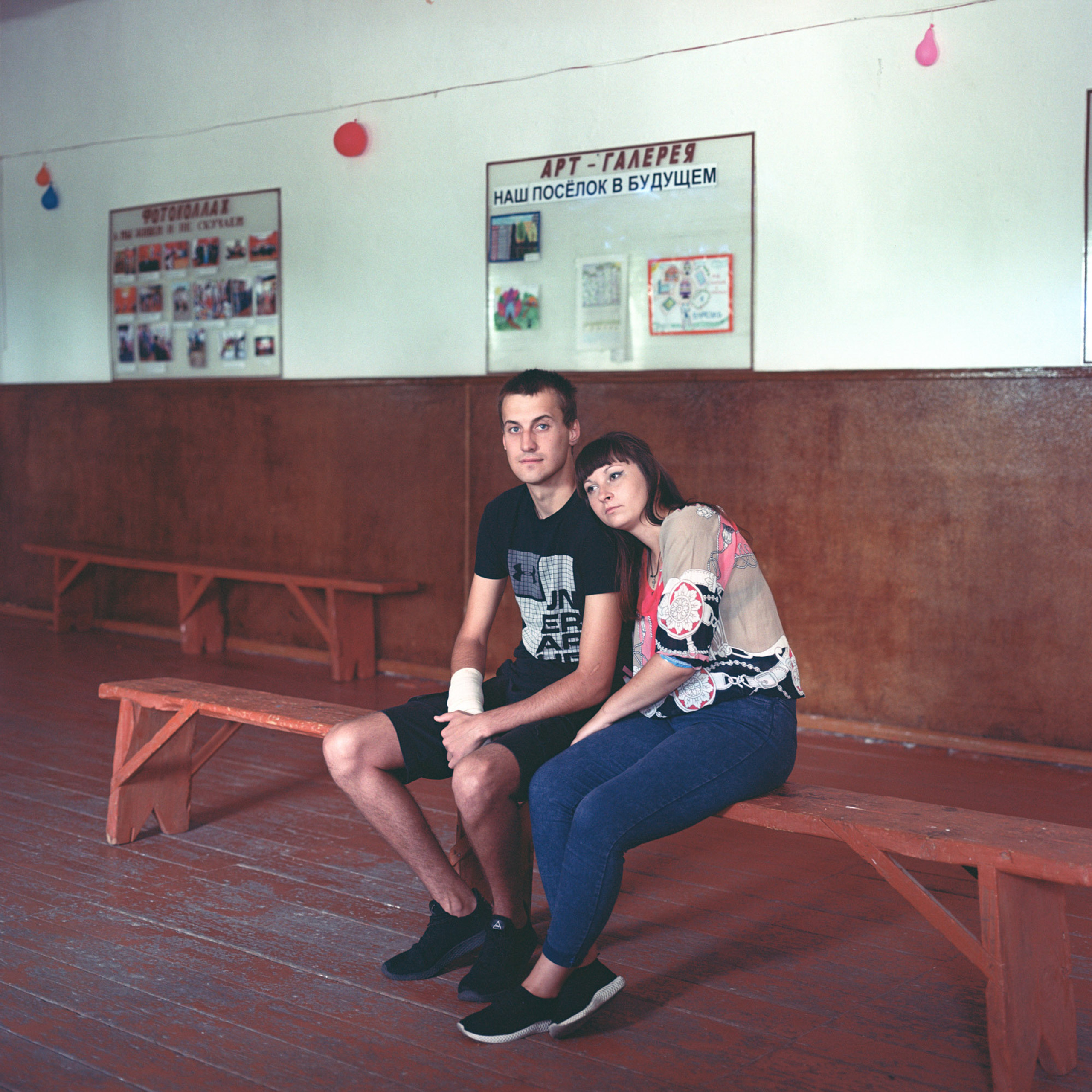 Артем и Мария Ткачевы. Были вынуждены переехать из Кузбасса в поселок Бурсоль из-за плохой экологии. Мария работает в клубе поселка, Артем планирует отправиться на вахту.