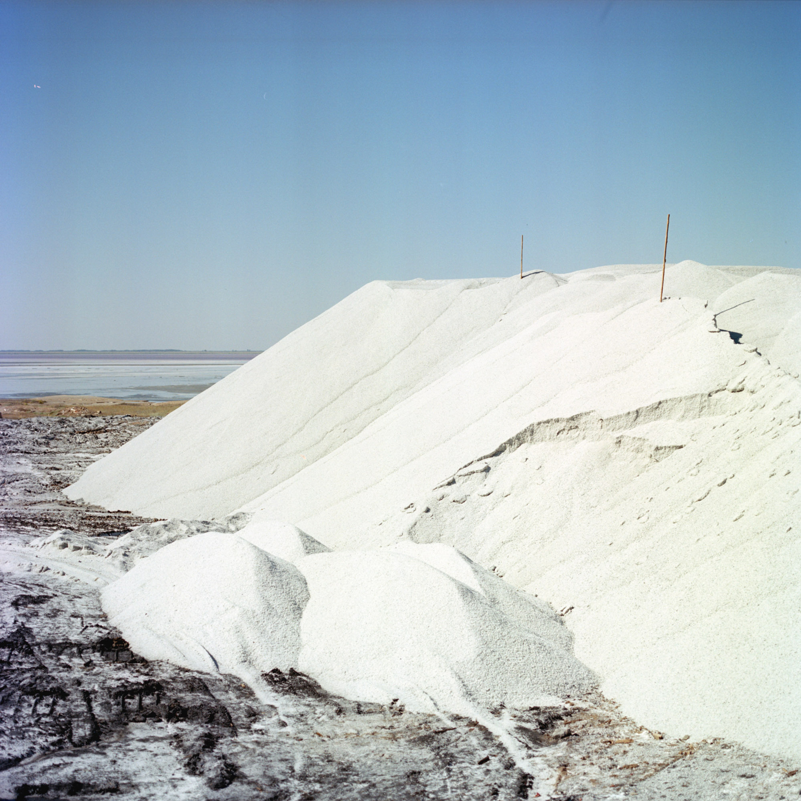 Соль, которую привозит комбайн из озера. В течение весны, лета и осени у завода скапливается большая гора, которую называют бугор.