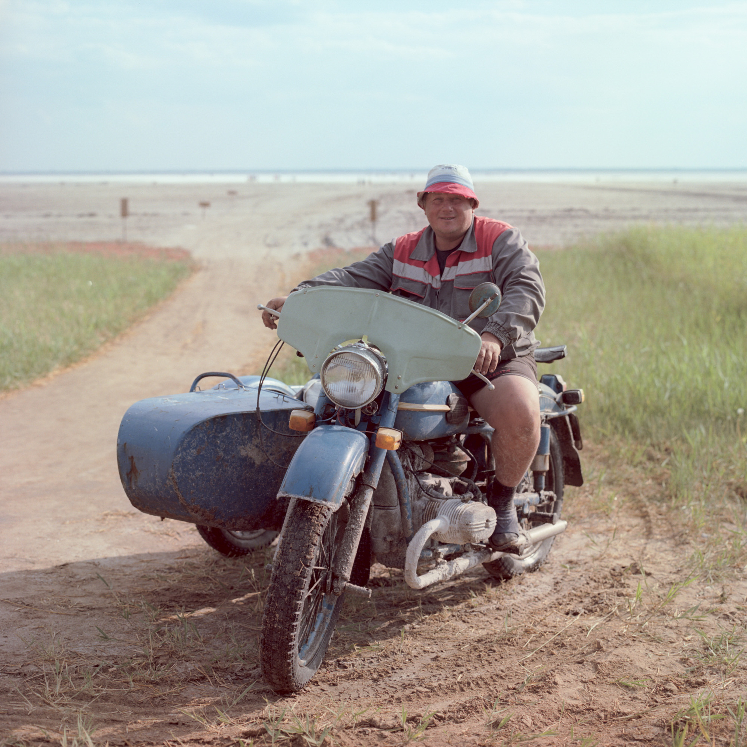 Евгений, работает на комбайне. В свободное время катает туристов на мотоцикле. 