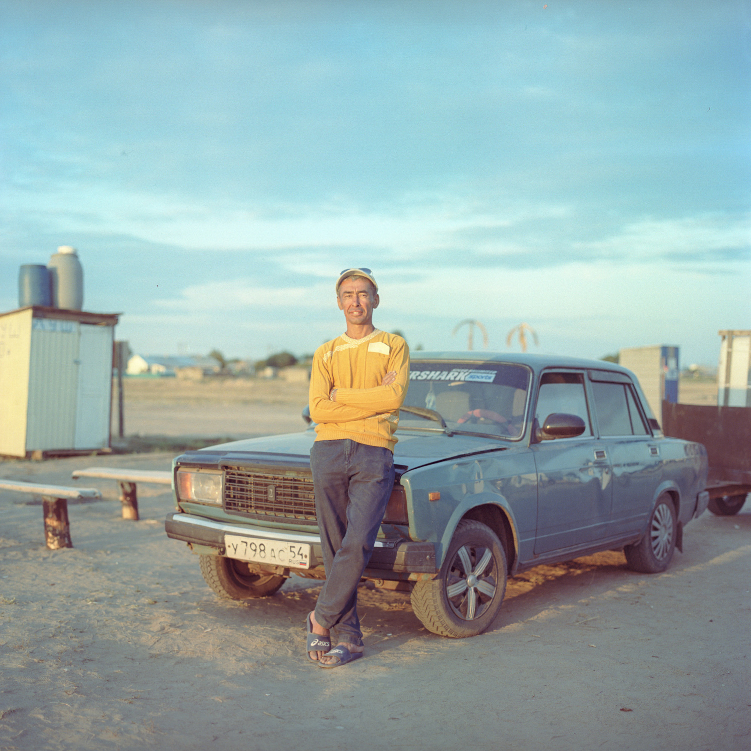 Жанат Байтанатов, житель Бурсоли. Зимой работает на заводе, летом в бизнесе по продаже соли, еды и чая задействована вся семья Жаната.