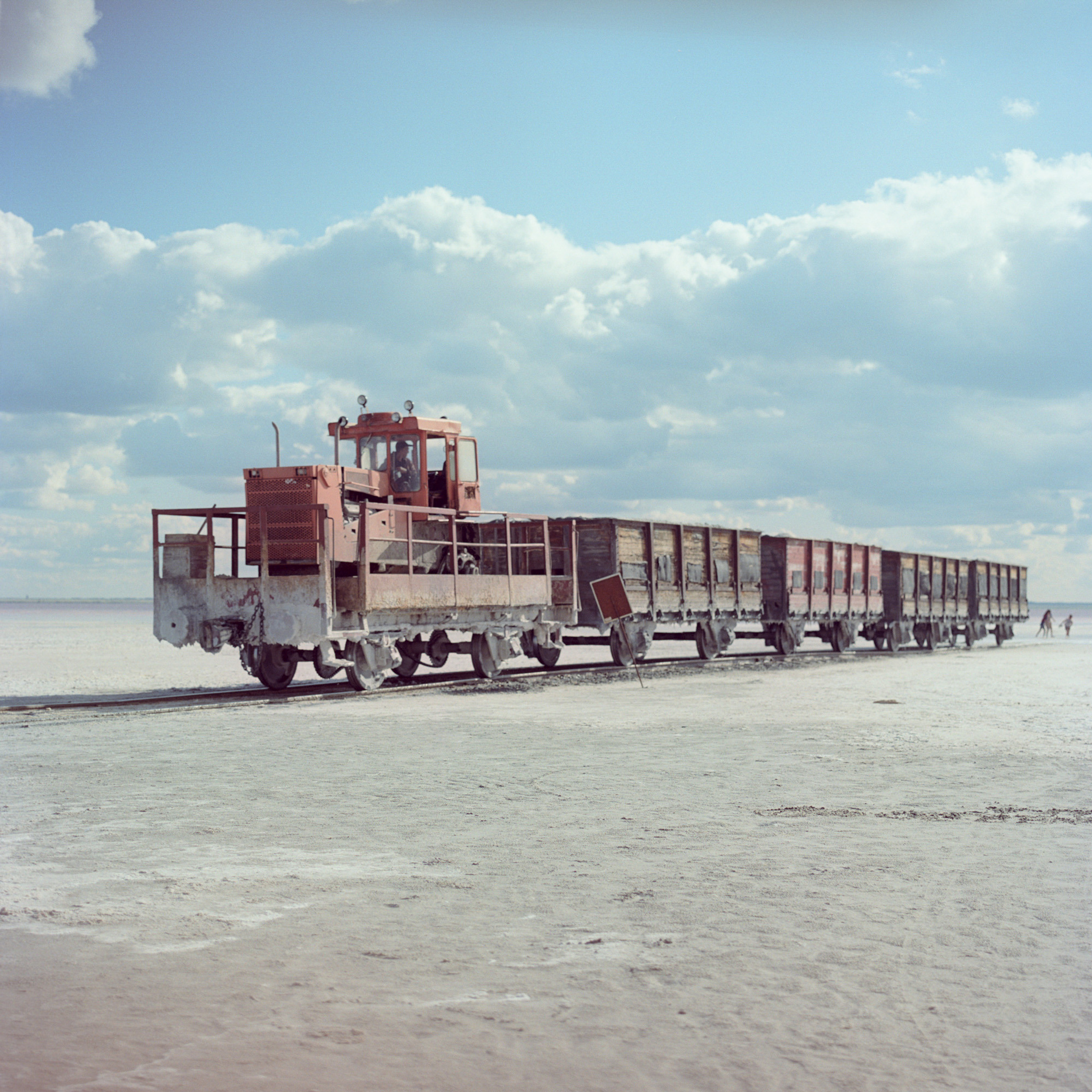 Комбайн, который перевозит соль из середины озера к заводу.