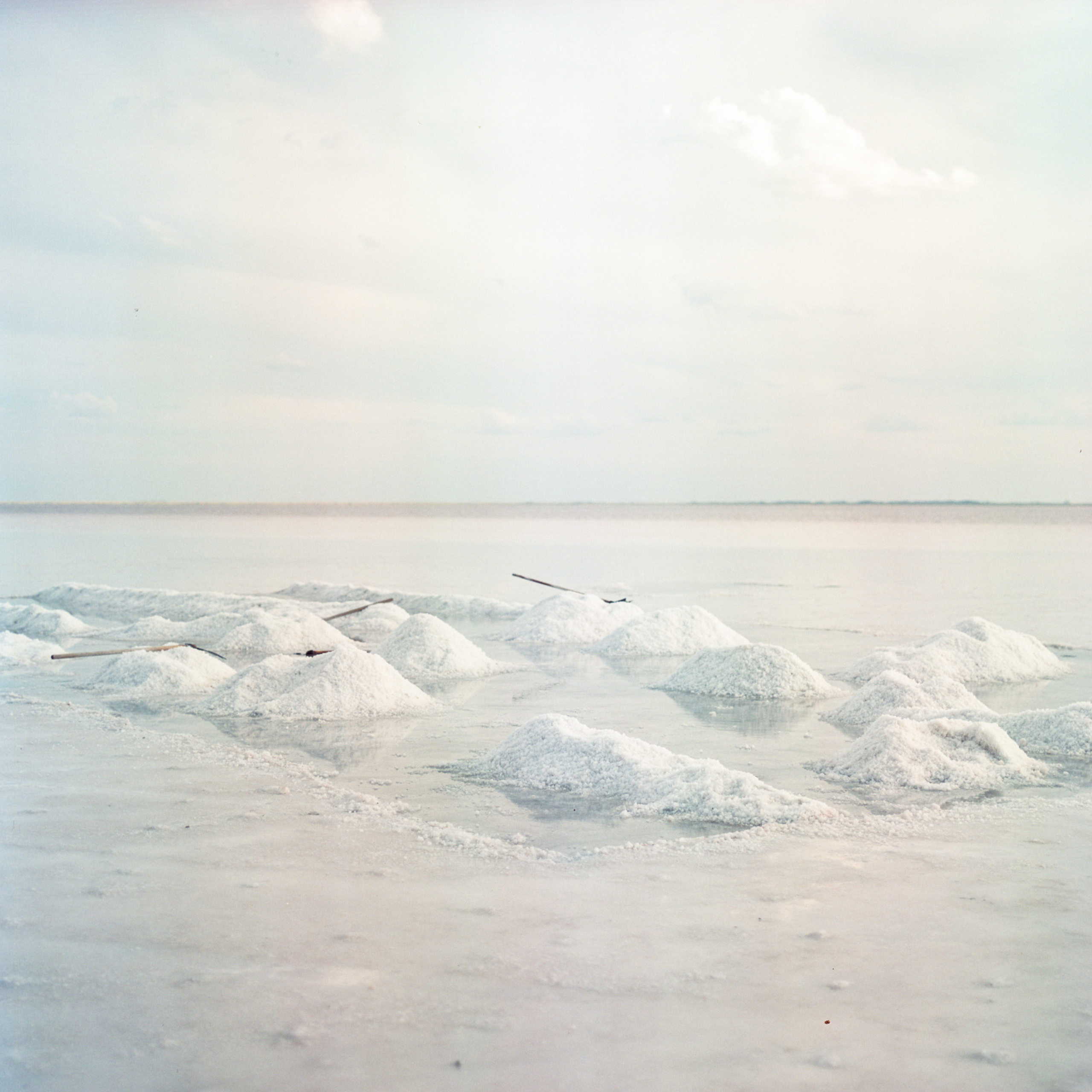 Некоторые местные жители граблями собирают соль у берега. Затем собирают в мешки и везут на продажу. 