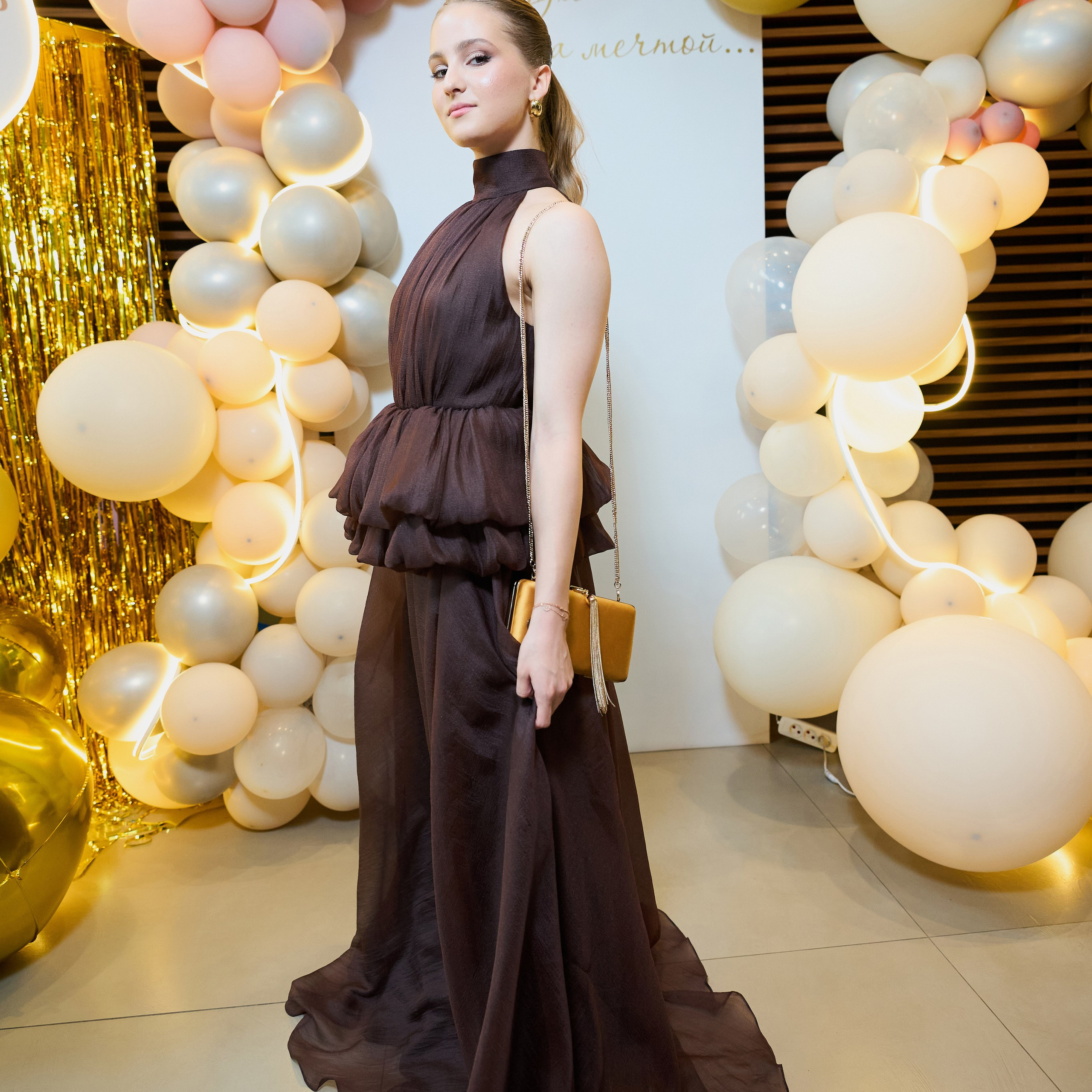 Репортаж с выпускного вечера 11 класса школы 29 в отеле Домина. Репортажный и женский фотограф в Новосибирске