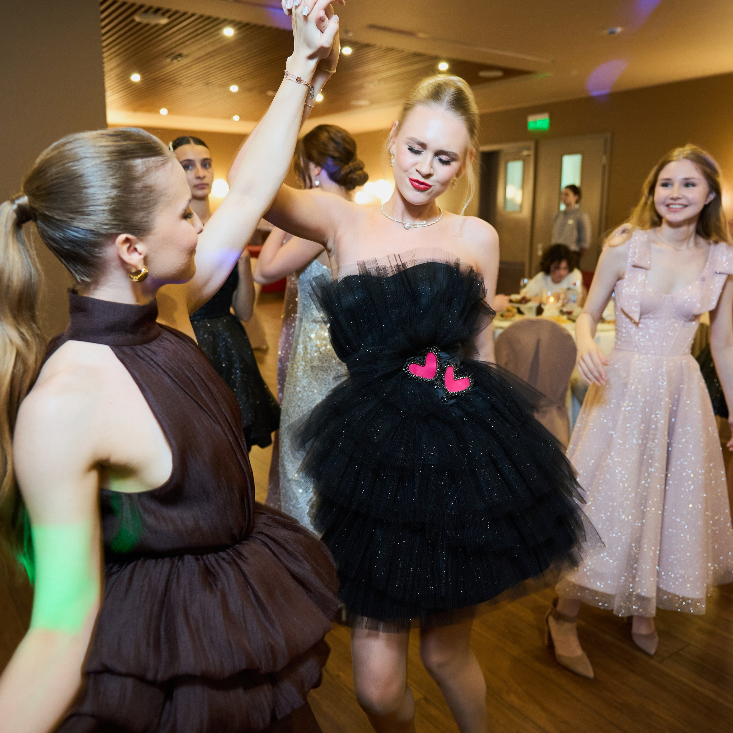 Репортаж с выпускного вечера 11 класса школы 29 в отеле Домина. Репортажный и женский фотограф в Новосибирске