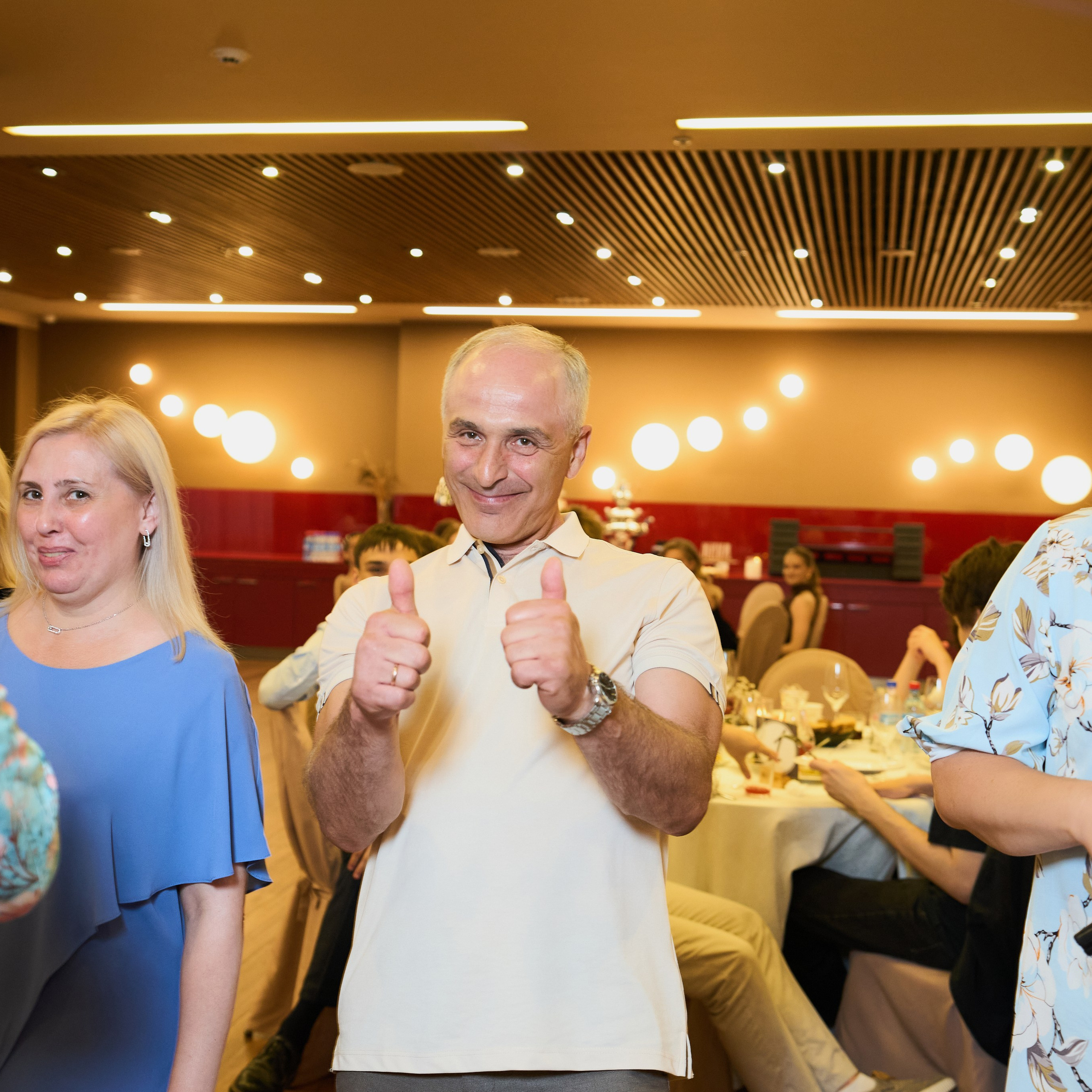 Репортаж с выпускного вечера 11 класса школы 29 в отеле Домина. Репортажный и женский фотограф в Новосибирске