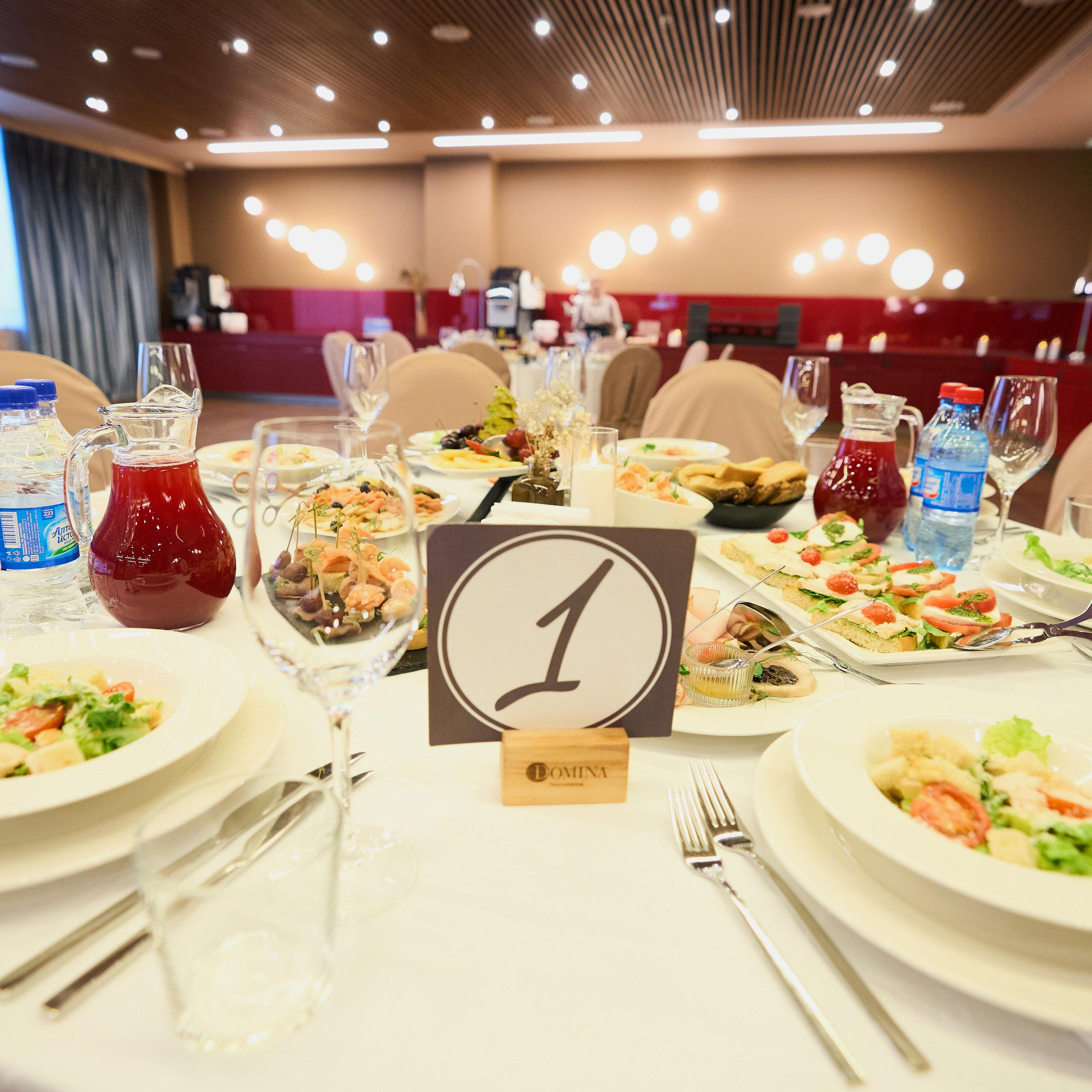 Репортаж с выпускного вечера 11 класса школы 29 в отеле Домина. Репортажный и женский фотограф в Новосибирске