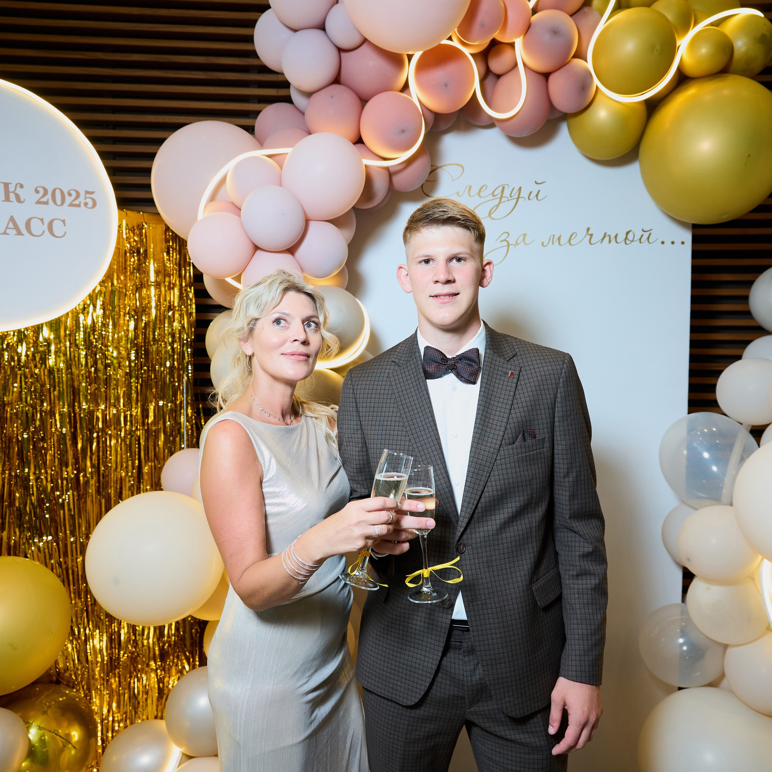 Репортаж с выпускного вечера 11 класса школы 29 в отеле Домина. Репортажный и женский фотограф в Новосибирске