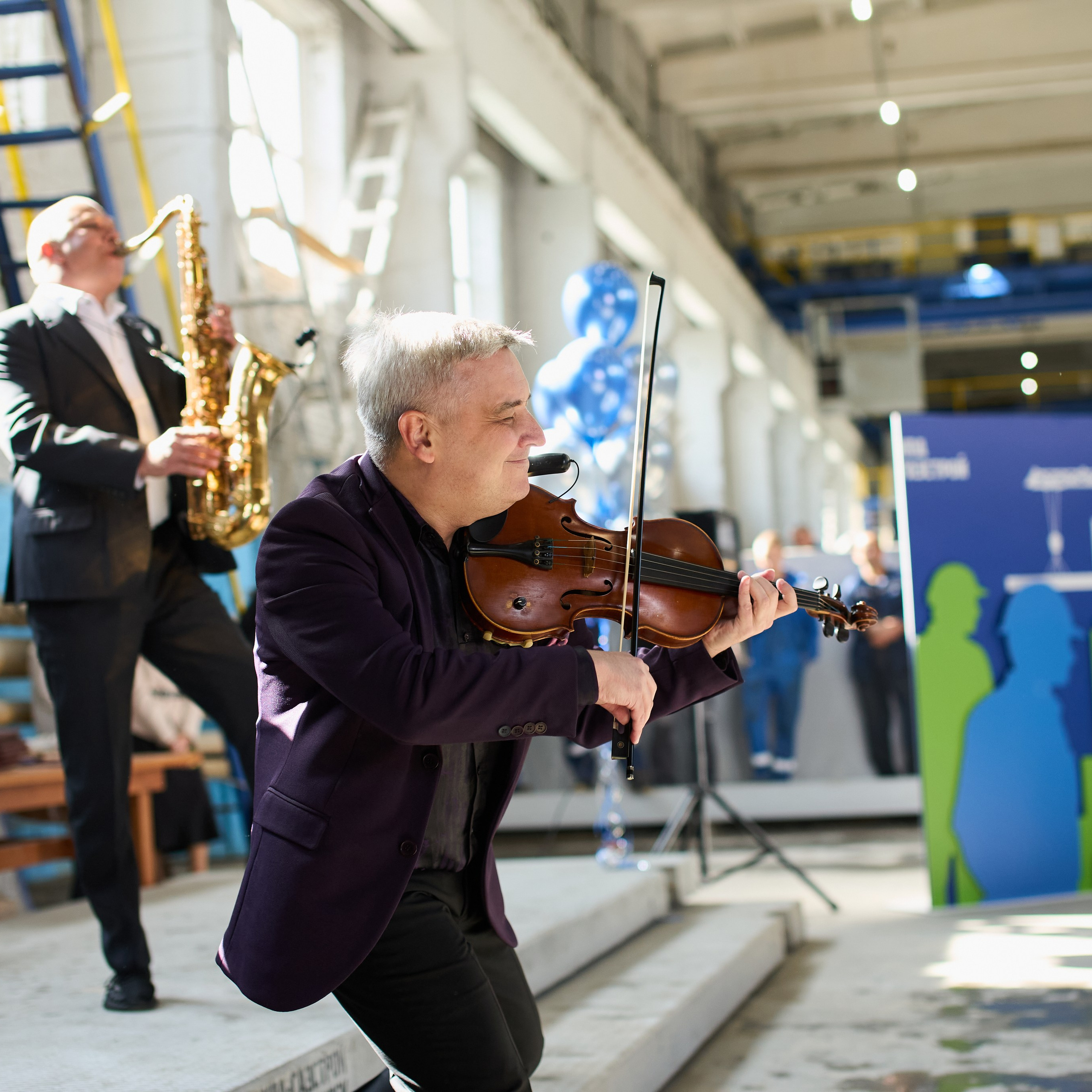 Скрипач Алексей Кобринский выступает на дне строителя на производстве КПД Газстрой. Фотограф - Александр Видеман, Новосибирск