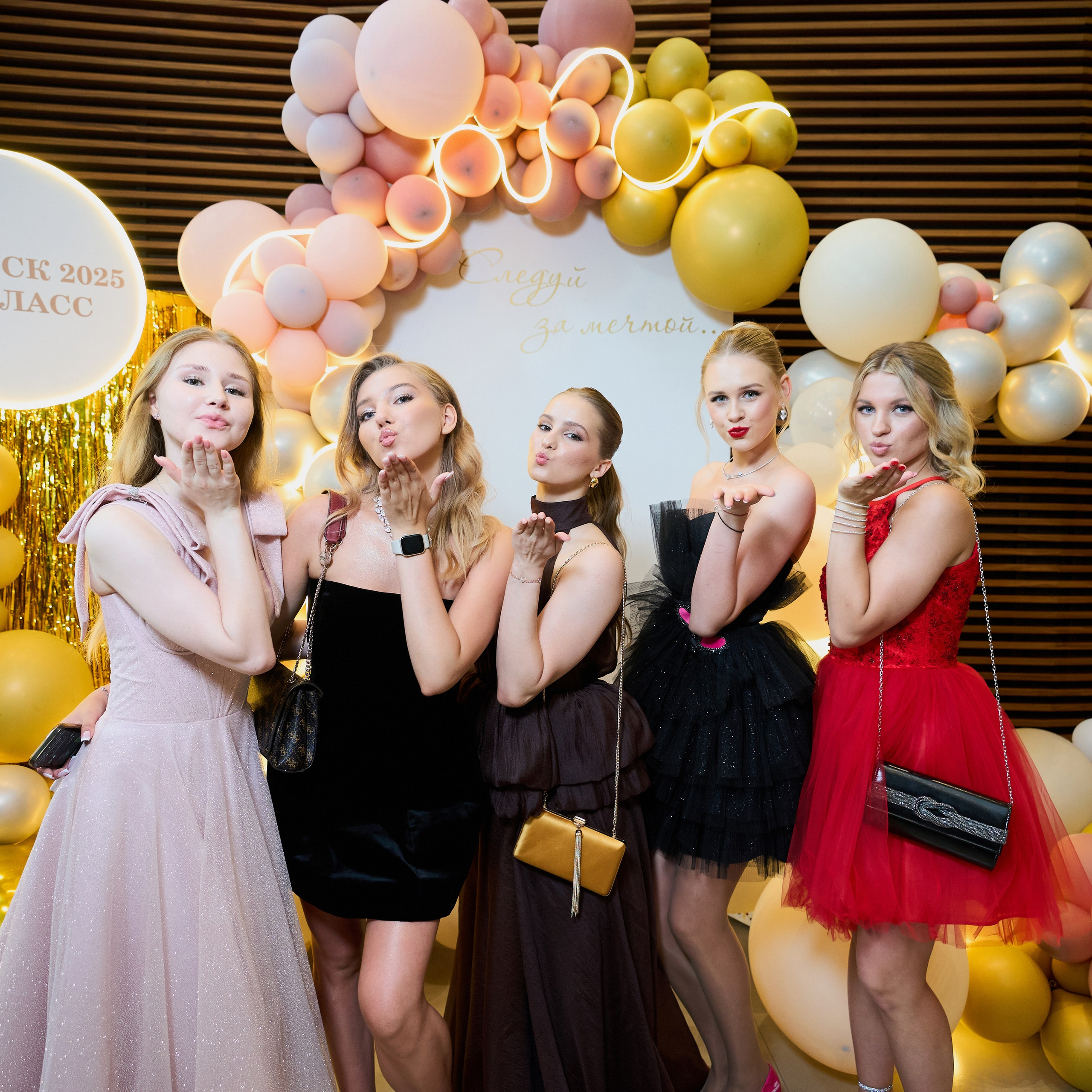 Репортаж с выпускного вечера 11 класса школы 29 в отеле Домина. Репортажный и женский фотограф в Новосибирске