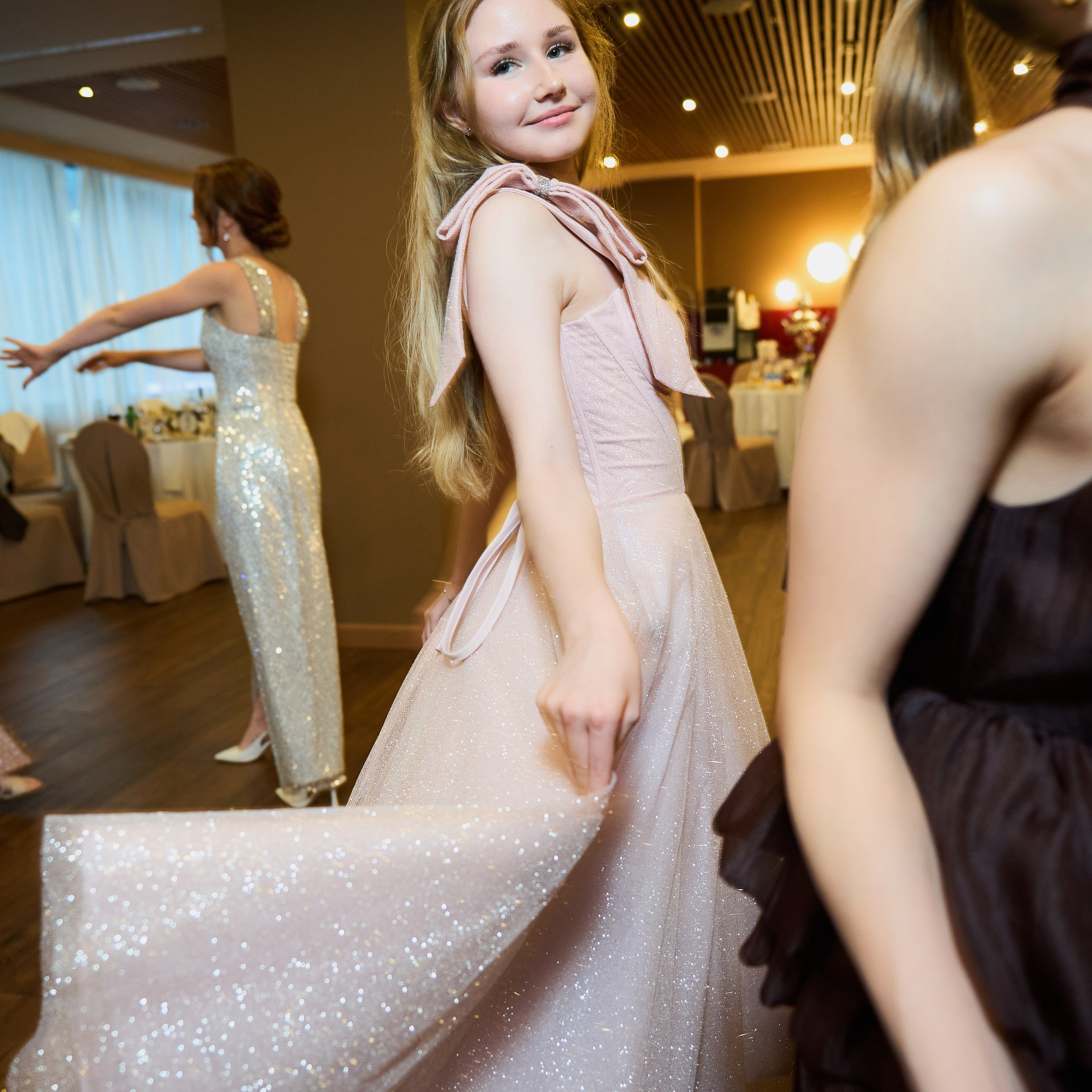 Репортаж с выпускного вечера 11 класса школы 29 в отеле Домина. Репортажный и женский фотограф в Новосибирске