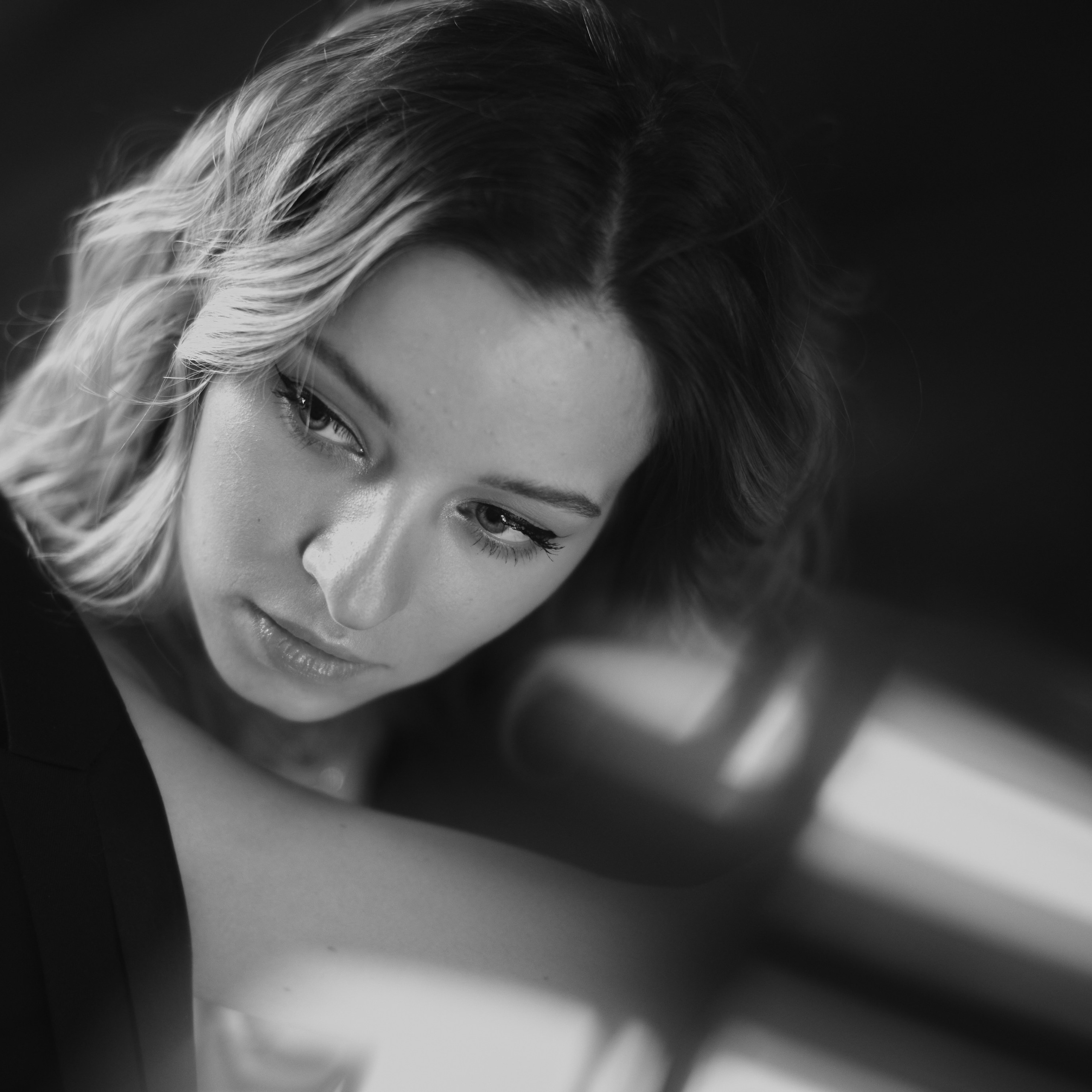 Черно-белая фотосессия в интерьерной студии для Алины