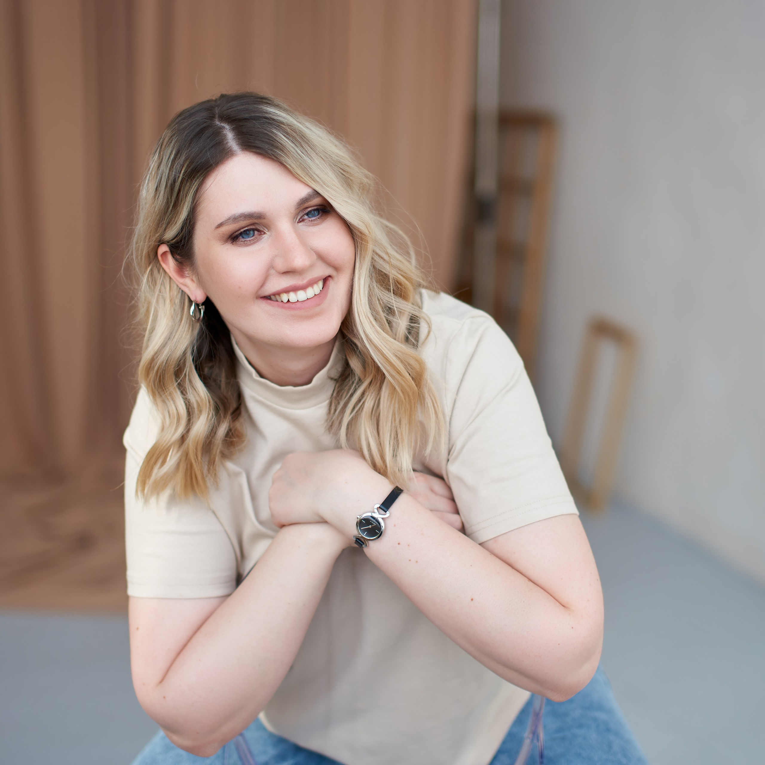 Портреты для Татьяны в студии с минималистичным дизайном