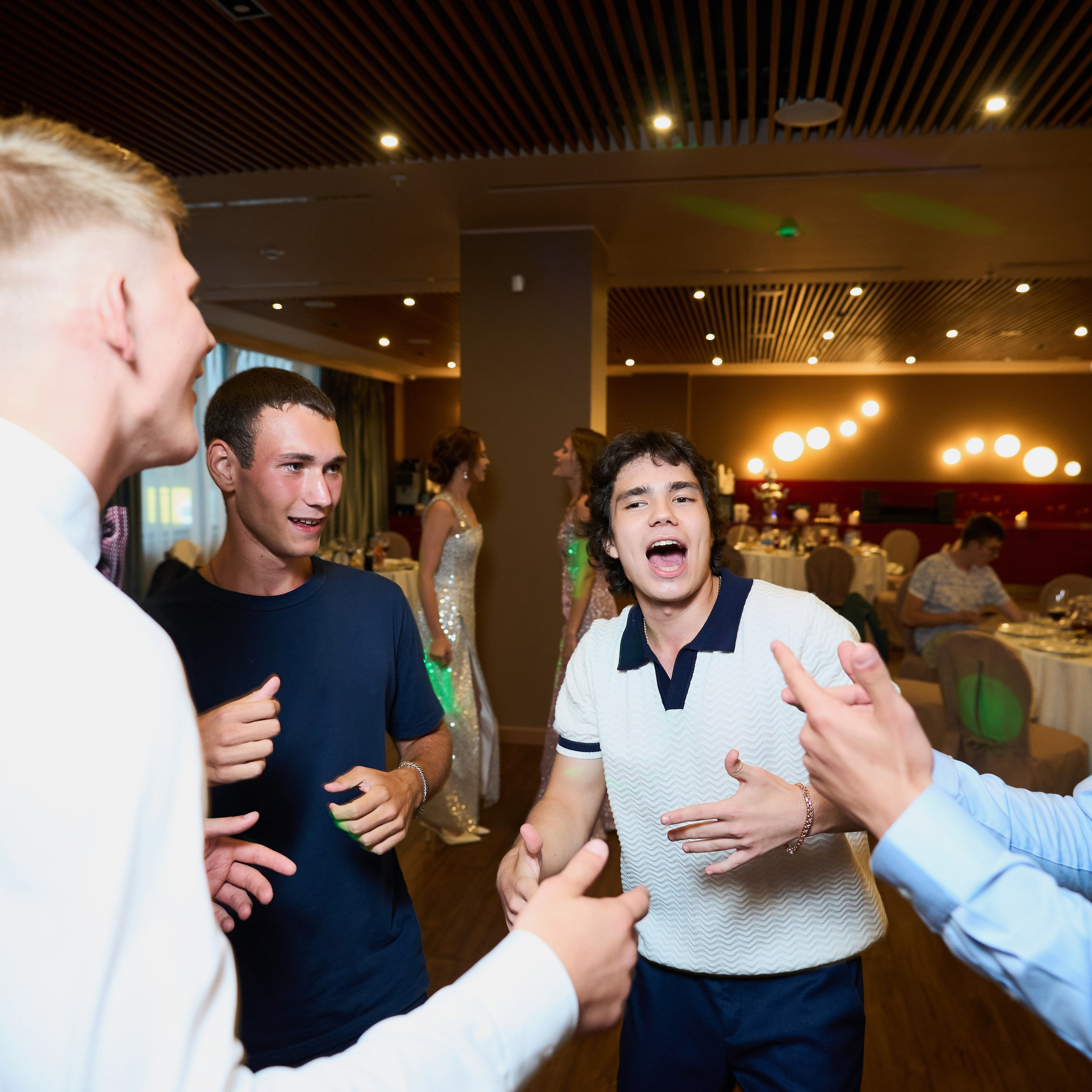 Репортаж с выпускного вечера 11 класса школы 29 в отеле Домина. Репортажный и женский фотограф в Новосибирске