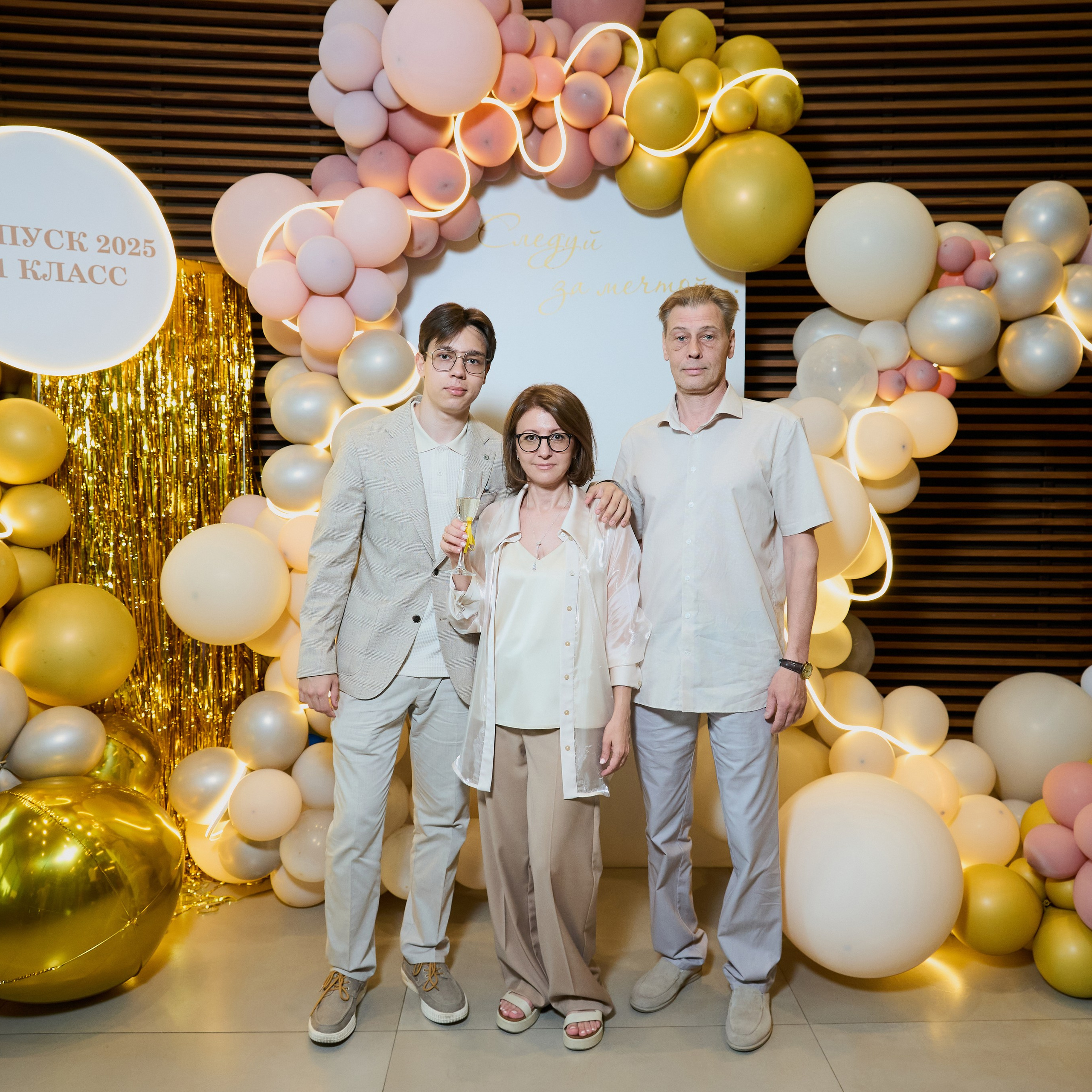 Репортаж с выпускного вечера 11 класса школы 29 в отеле Домина. Репортажный и женский фотограф в Новосибирске