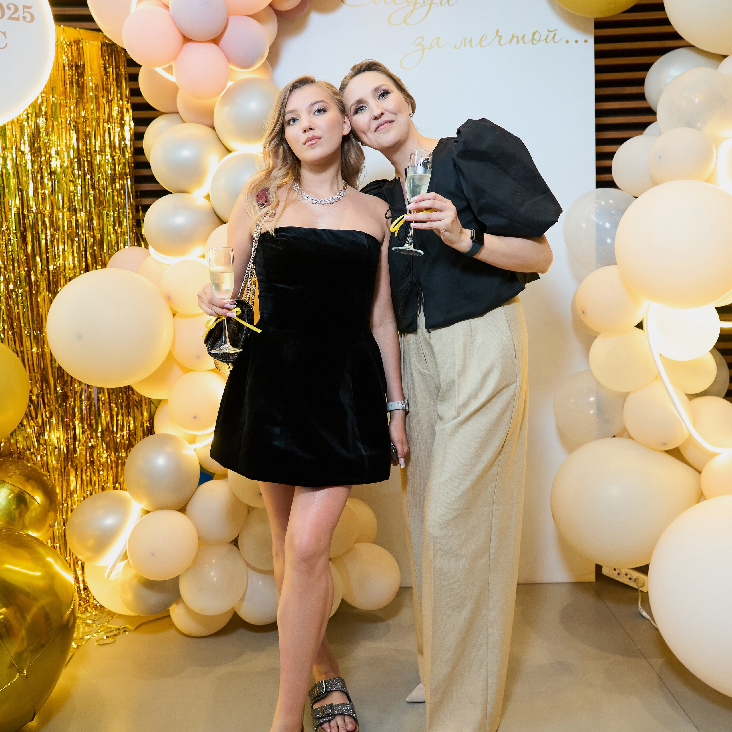 Репортаж с выпускного вечера 11 класса школы 29 в отеле Домина. Репортажный и женский фотограф в Новосибирске