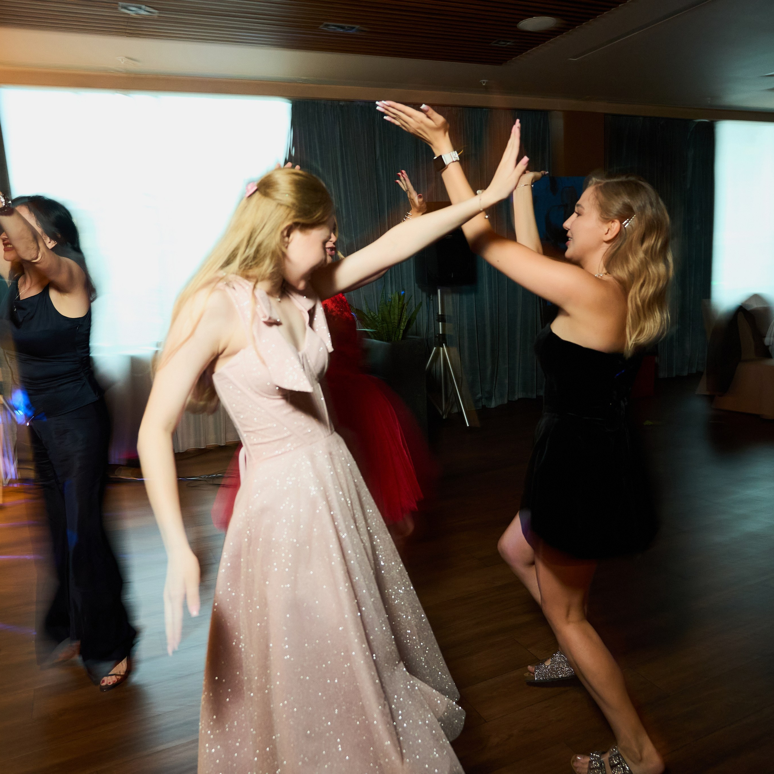 Репортаж с выпускного вечера 11 класса школы 29 в отеле Домина. Репортажный и женский фотограф в Новосибирске