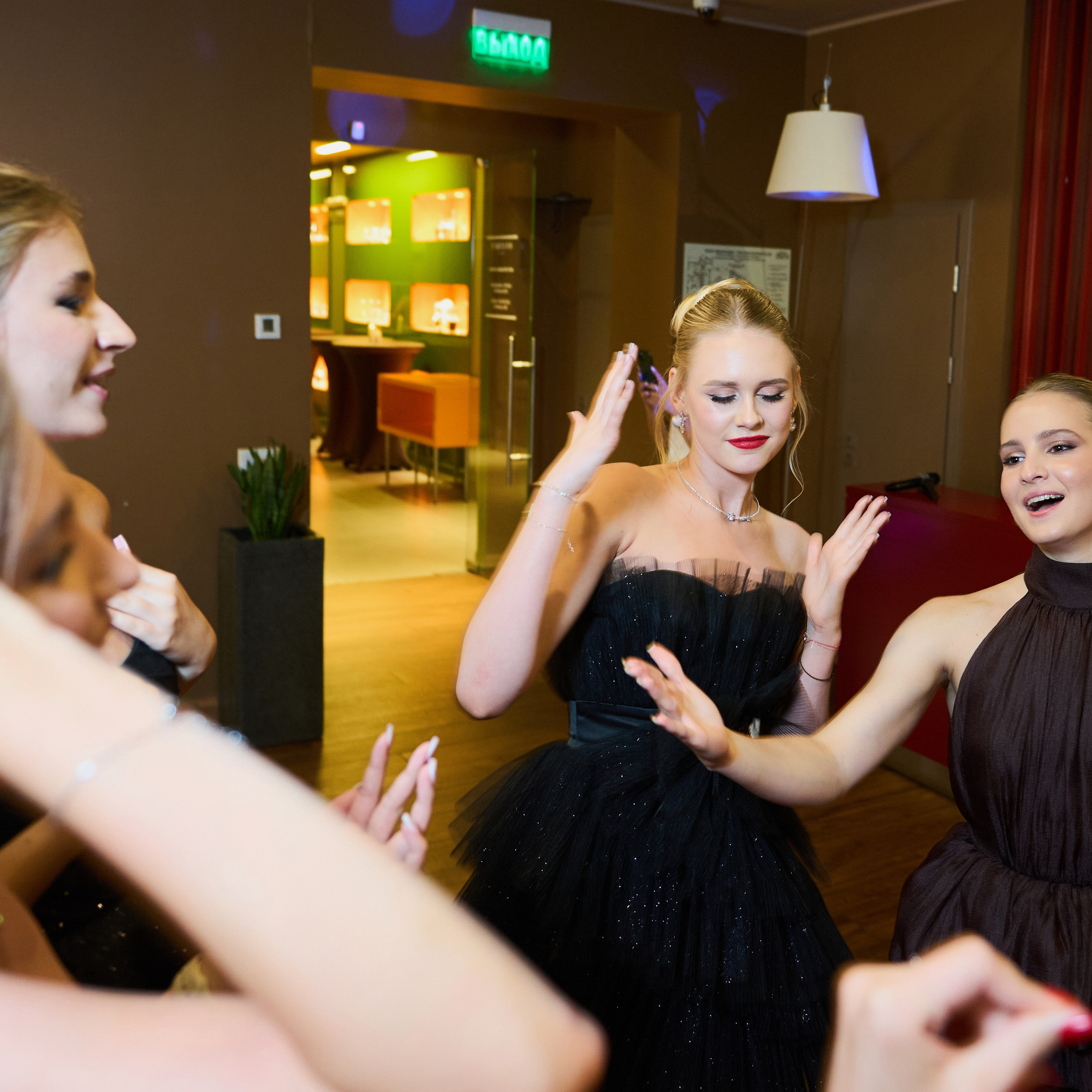 Репортаж с выпускного вечера 11 класса школы 29 в отеле Домина. Репортажный и женский фотограф в Новосибирске