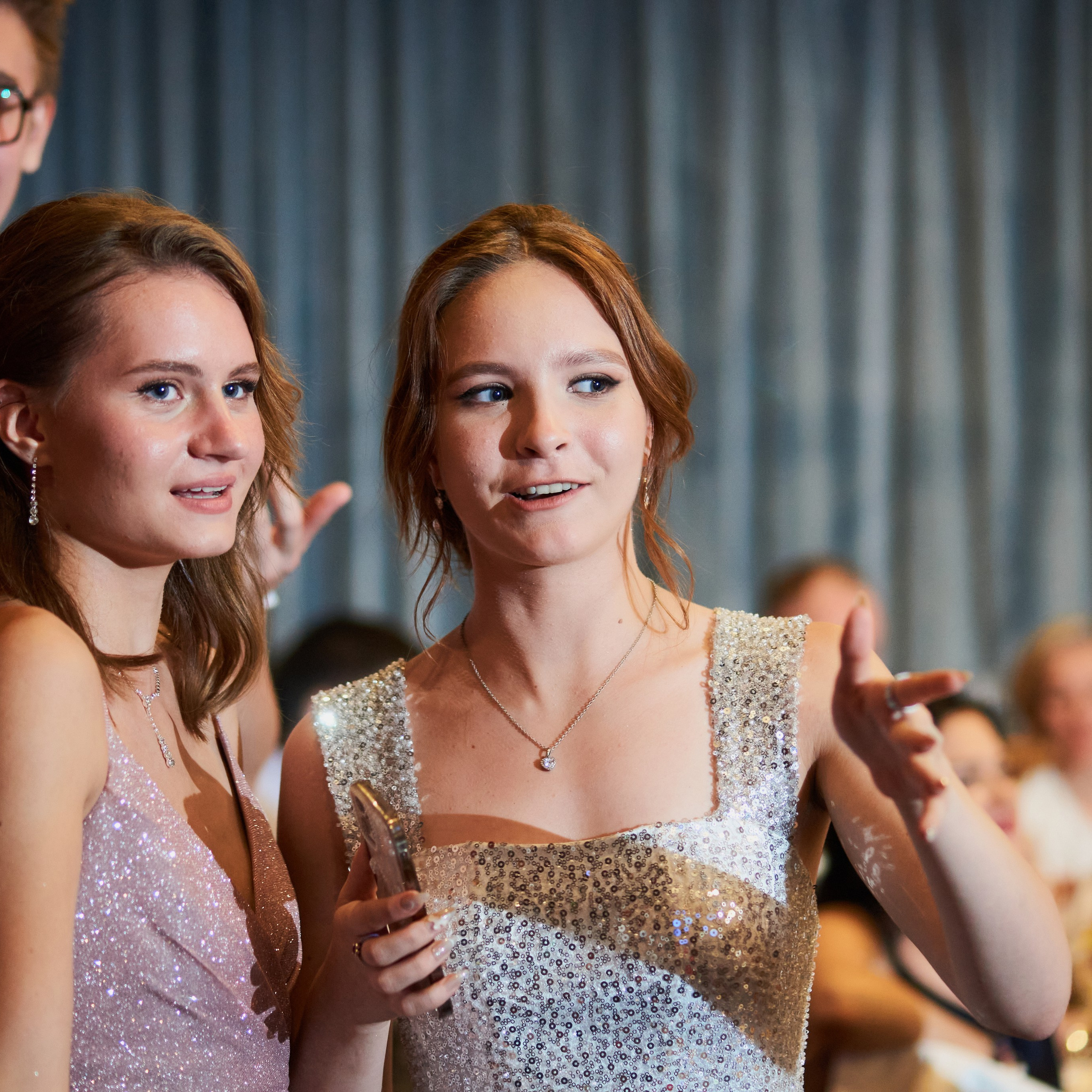 Репортаж с выпускного вечера 11 класса школы 29 в отеле Домина. Репортажный и женский фотограф в Новосибирске