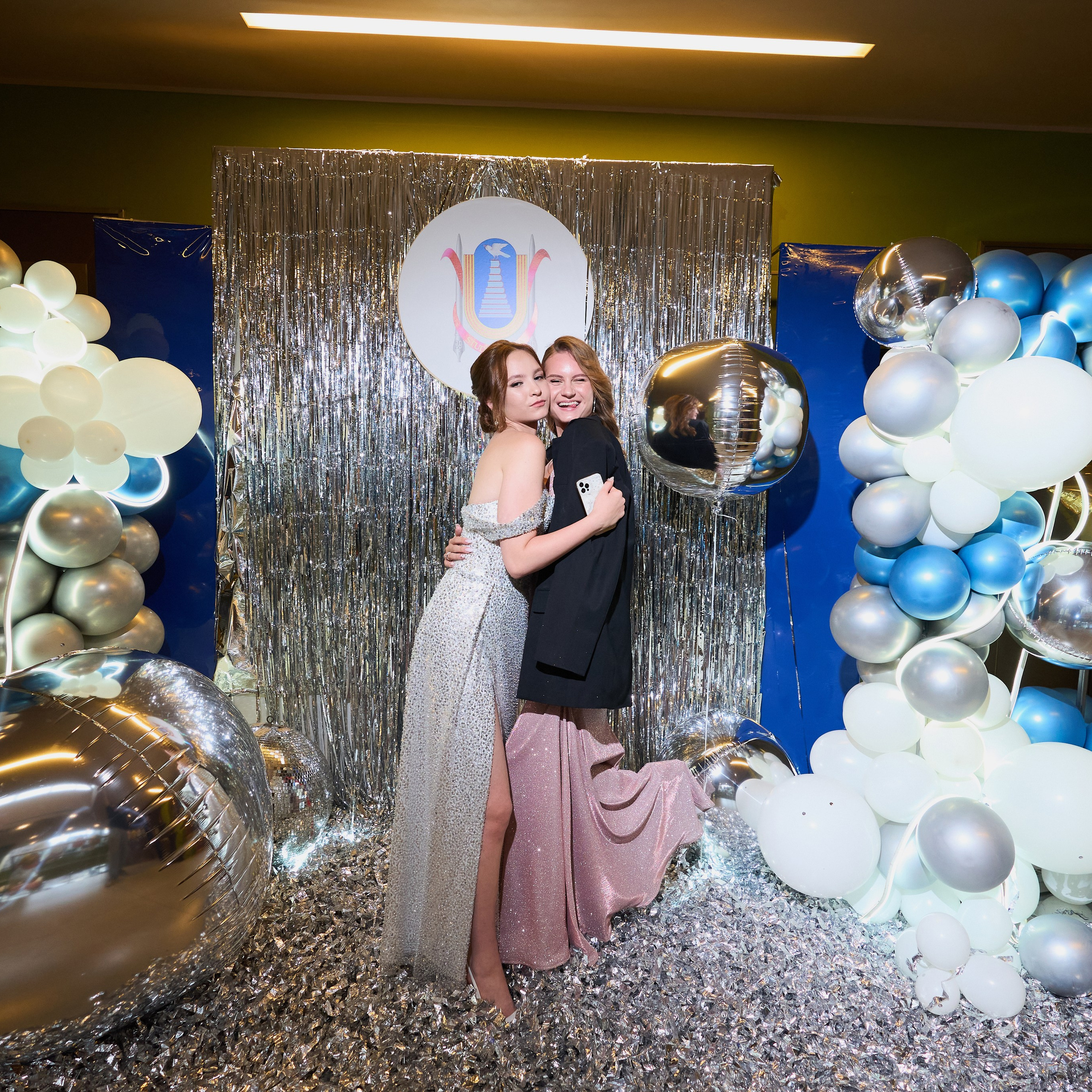 Репортаж с выпускного вечера 11 класса школы 29 в отеле Домина. Репортажный и женский фотограф в Новосибирске