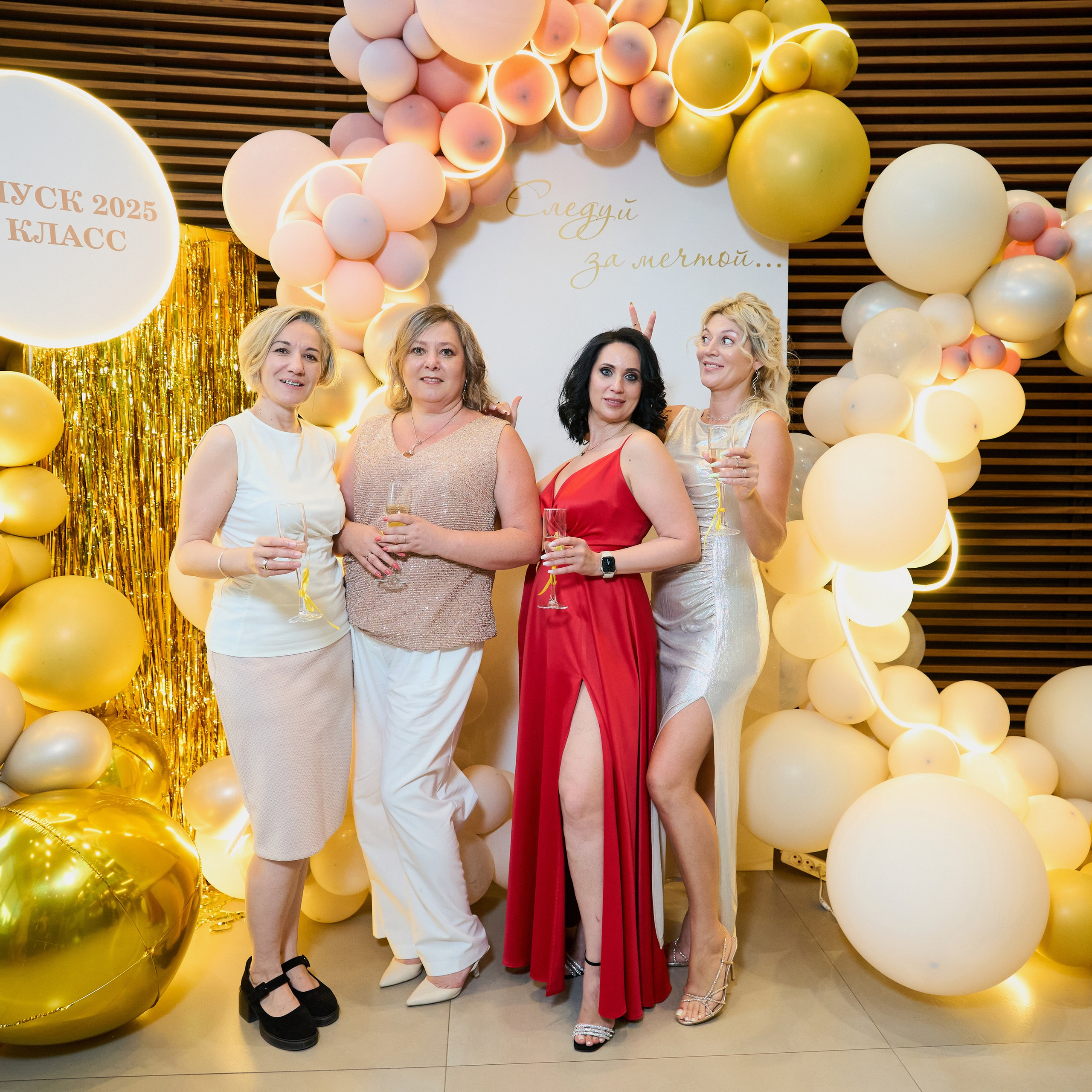 Репортаж с выпускного вечера 11 класса школы 29 в отеле Домина. Репортажный и женский фотограф в Новосибирске