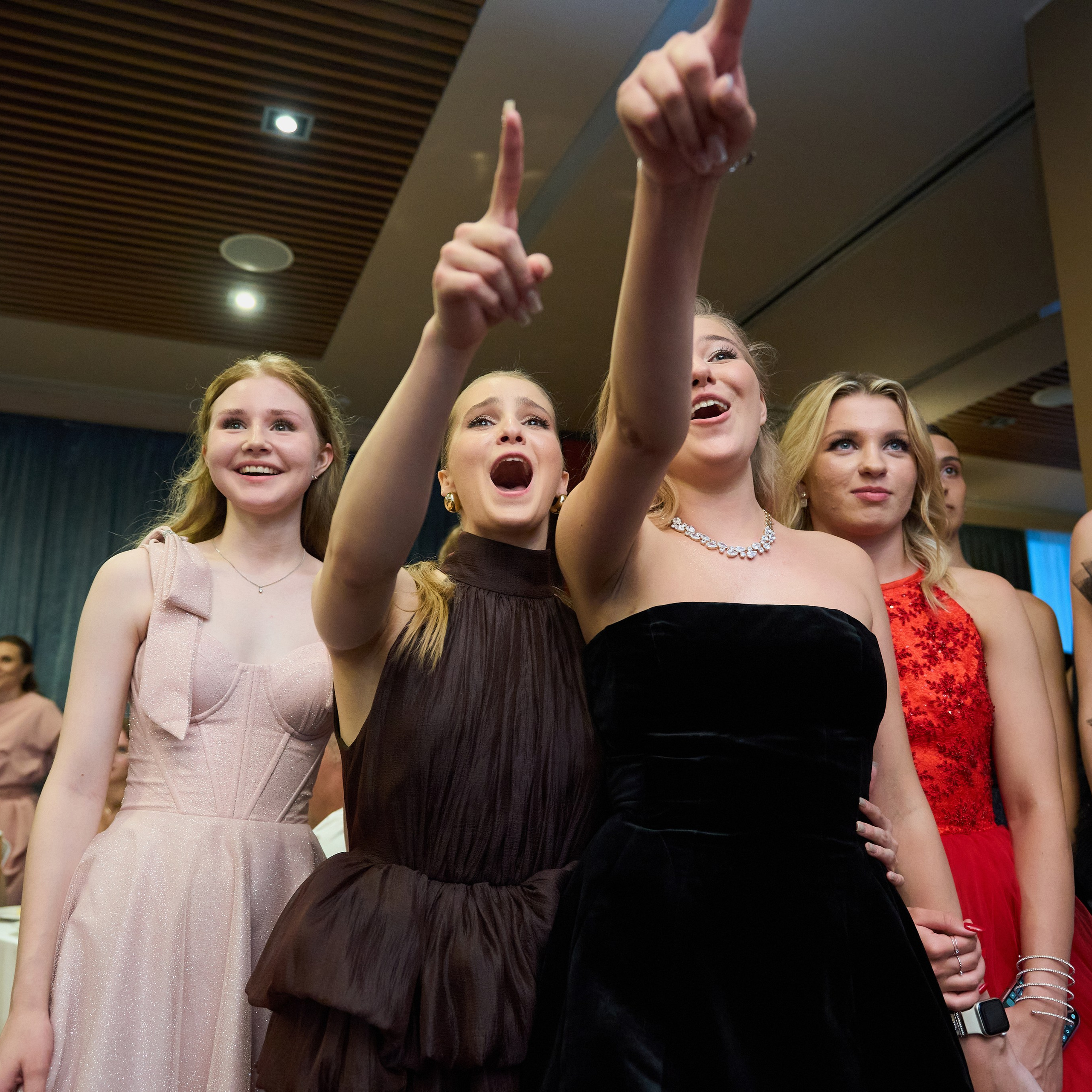 Репортаж с выпускного вечера 11 класса школы 29 в отеле Домина. Репортажный и женский фотограф в Новосибирске