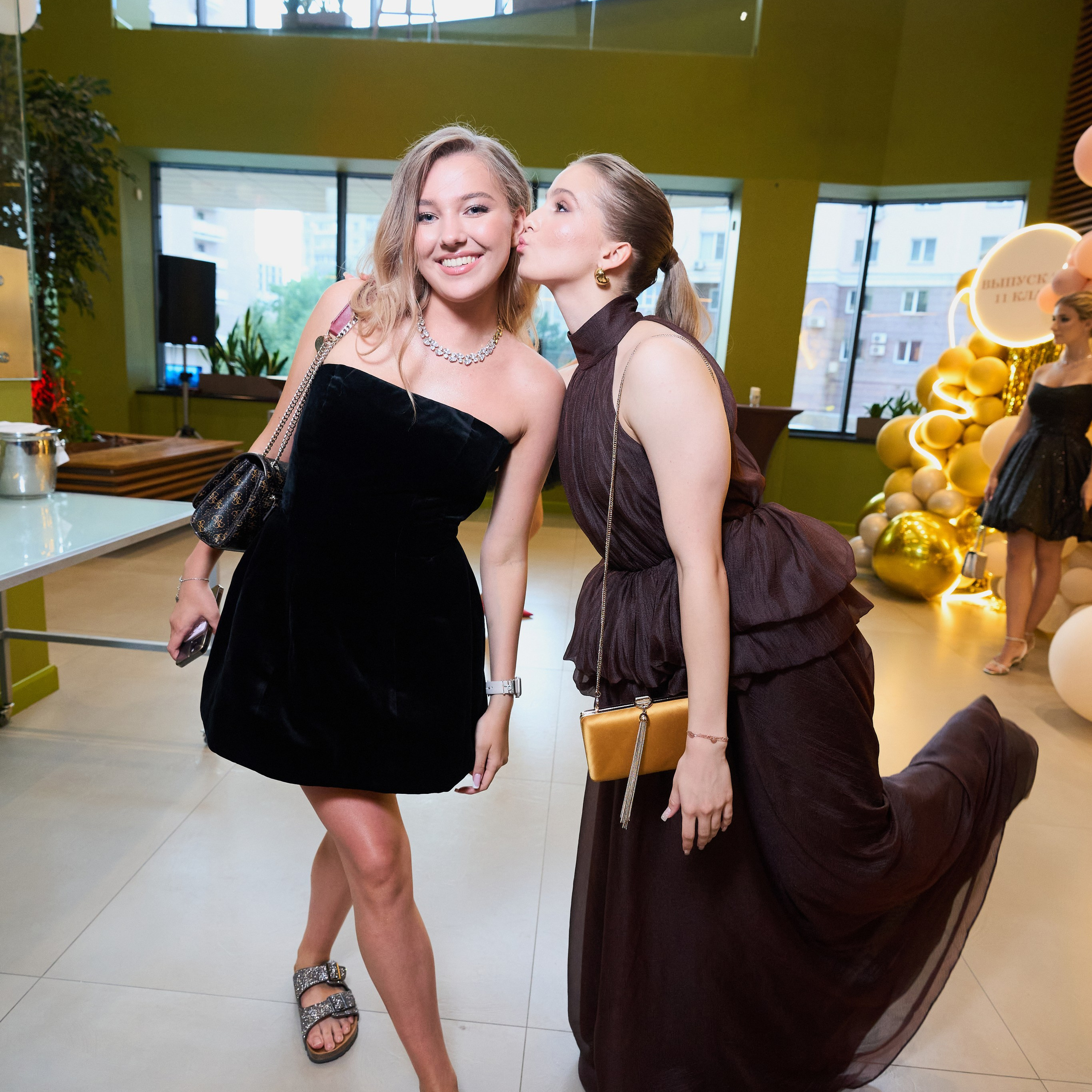 Репортаж с выпускного вечера 11 класса школы 29 в отеле Домина. Репортажный и женский фотограф в Новосибирске