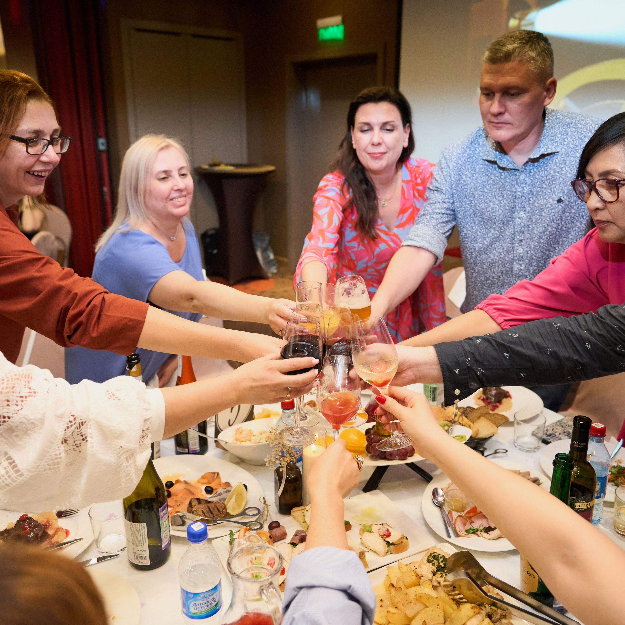 Репортаж с выпускного вечера 11 класса школы 29 в отеле Домина. Репортажный и женский фотограф в Новосибирске