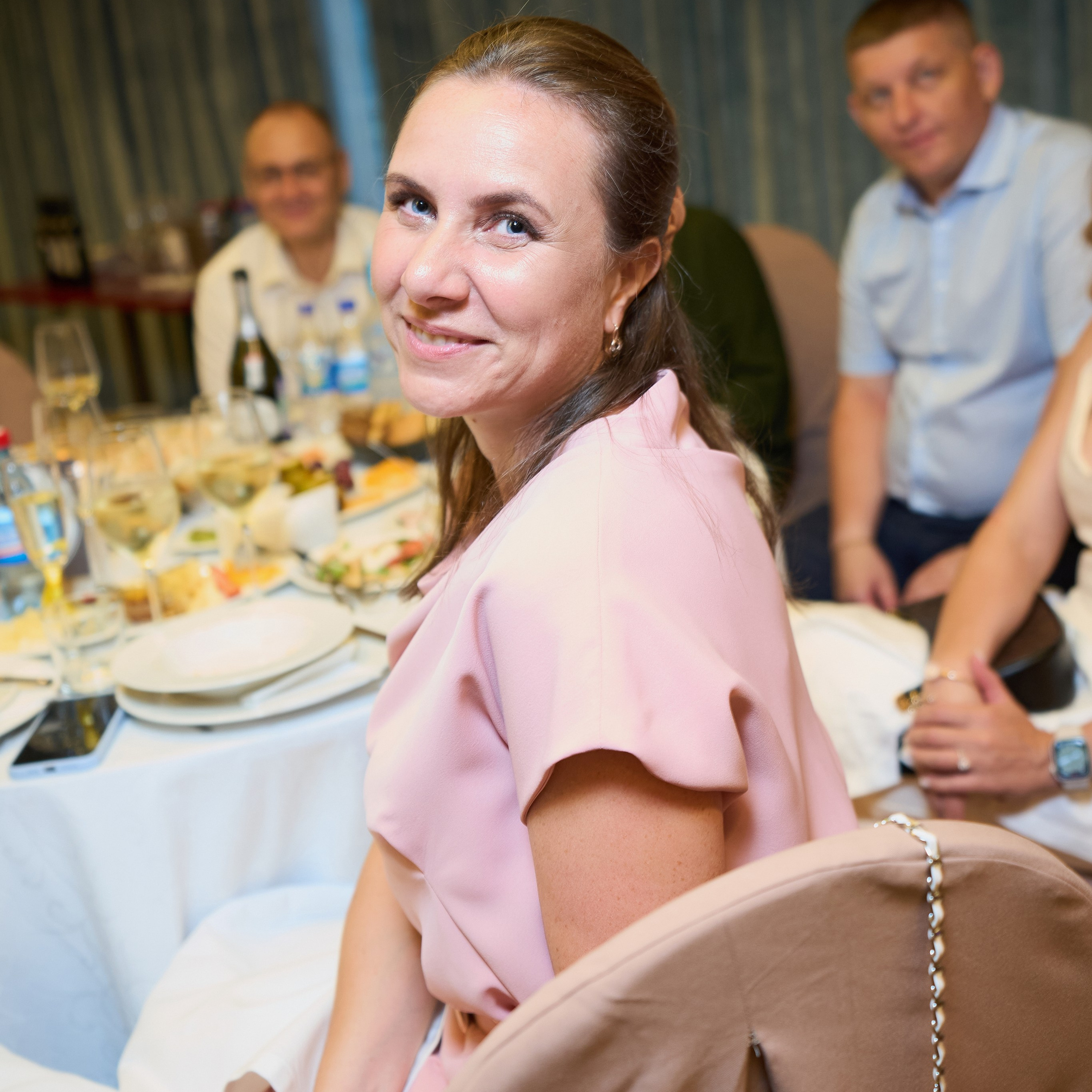 Репортаж с выпускного вечера 11 класса школы 29 в отеле Домина. Репортажный и женский фотограф в Новосибирске