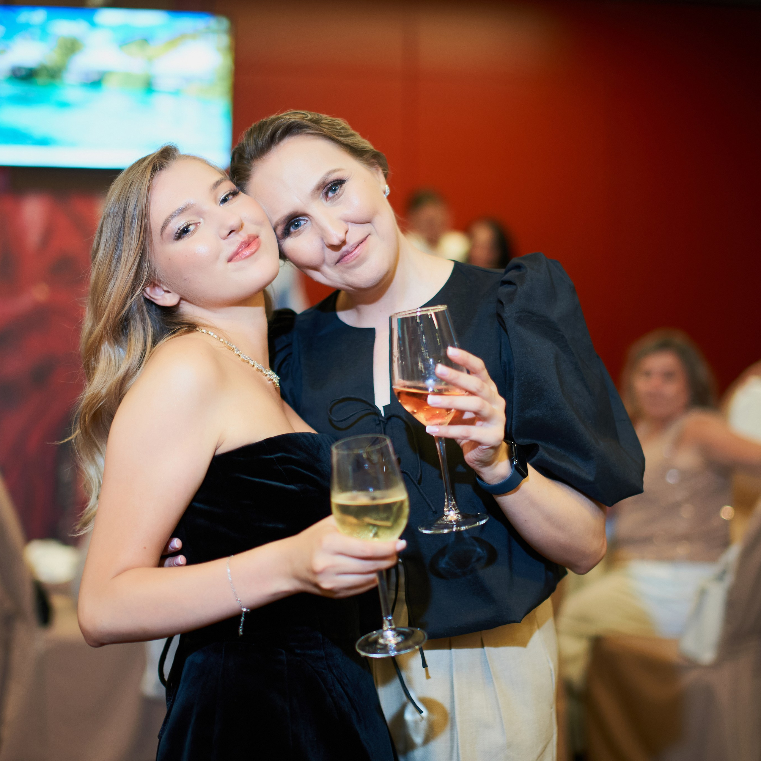 Репортаж с выпускного вечера 11 класса школы 29 в отеле Домина. Репортажный и женский фотограф в Новосибирске