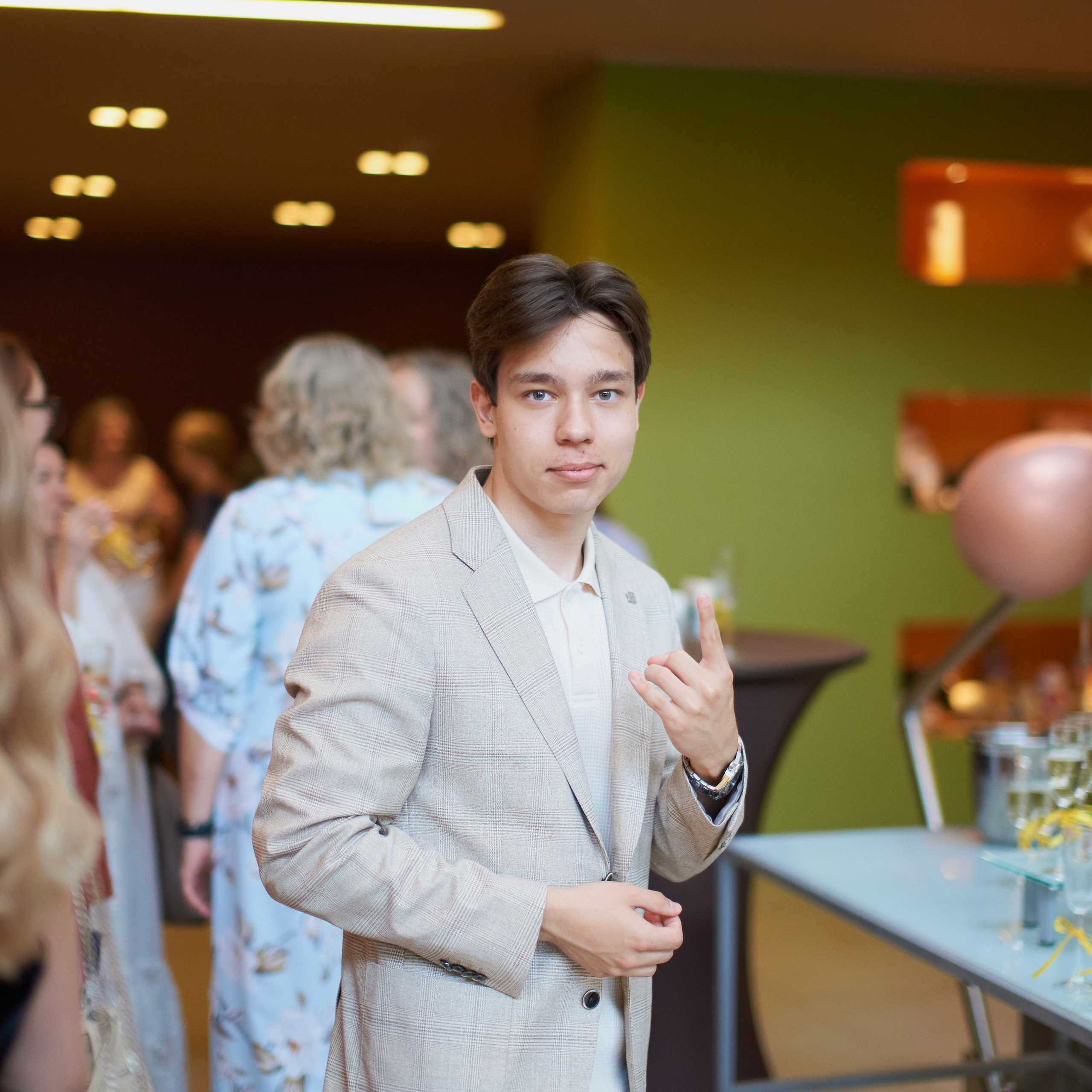 Репортаж с выпускного вечера 11 класса школы 29 в отеле Домина. Репортажный и женский фотограф в Новосибирске