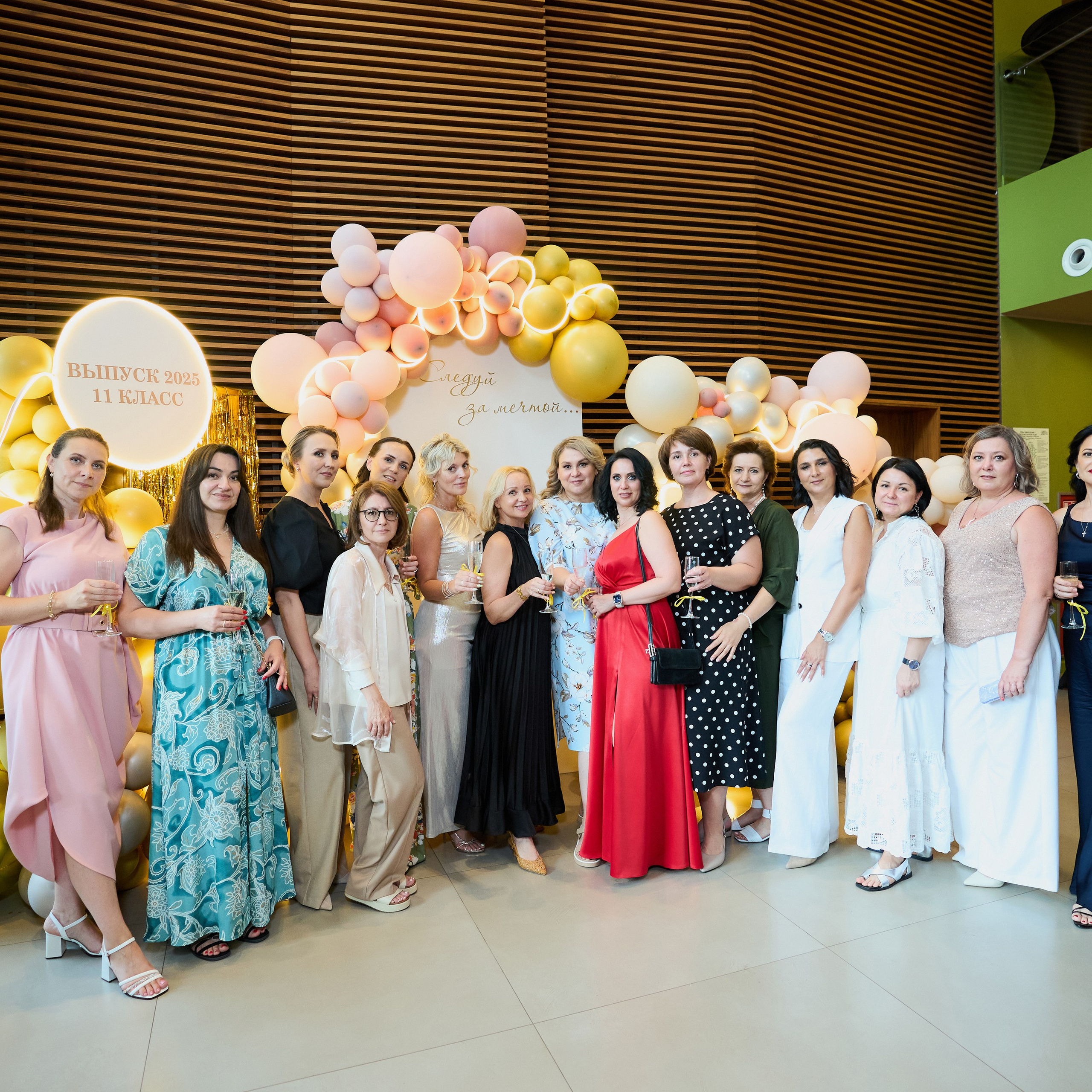 Репортаж с выпускного вечера 11 класса школы 29 в отеле Домина. Репортажный и женский фотограф в Новосибирске