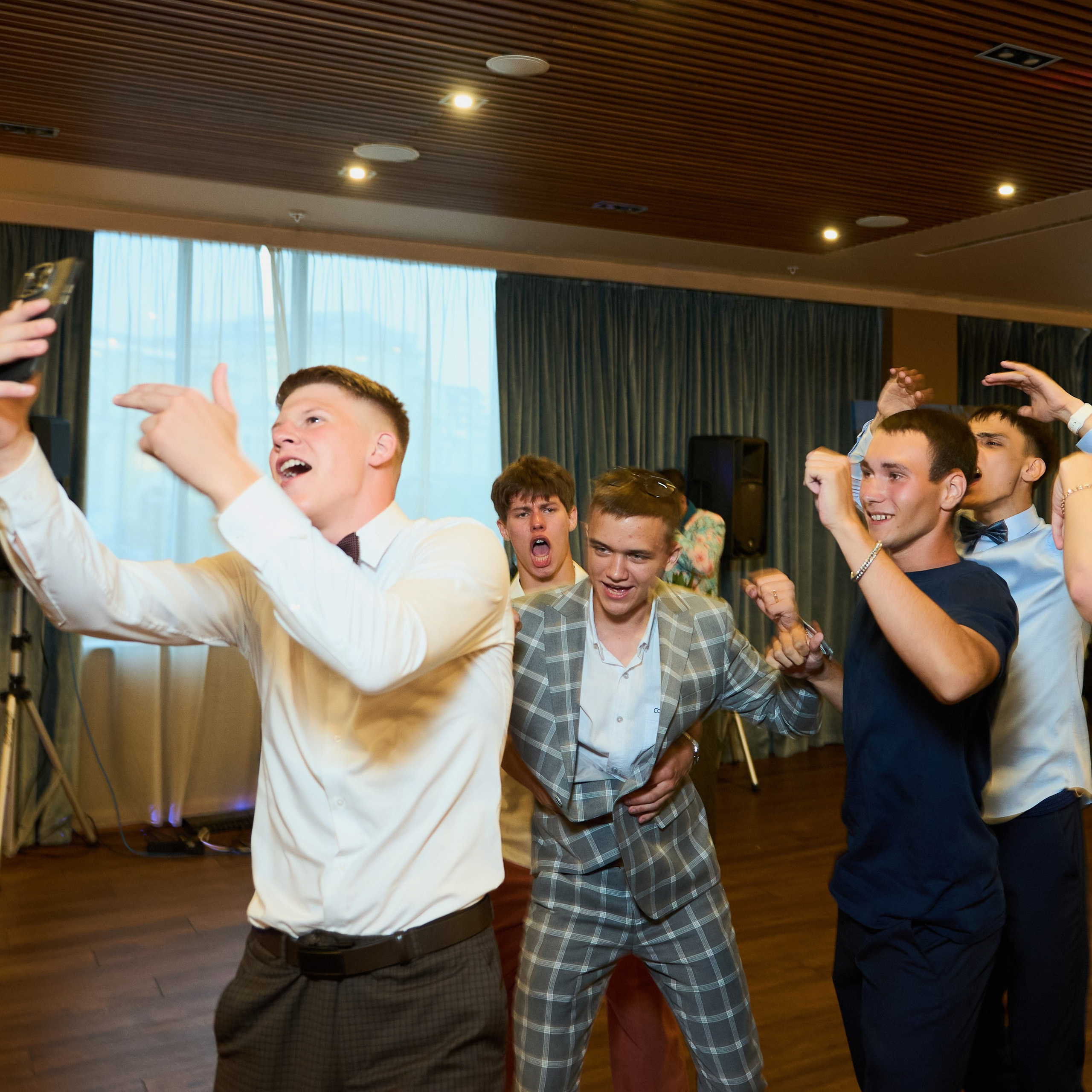 Репортаж с выпускного вечера 11 класса школы 29 в отеле Домина. Репортажный и женский фотограф в Новосибирске