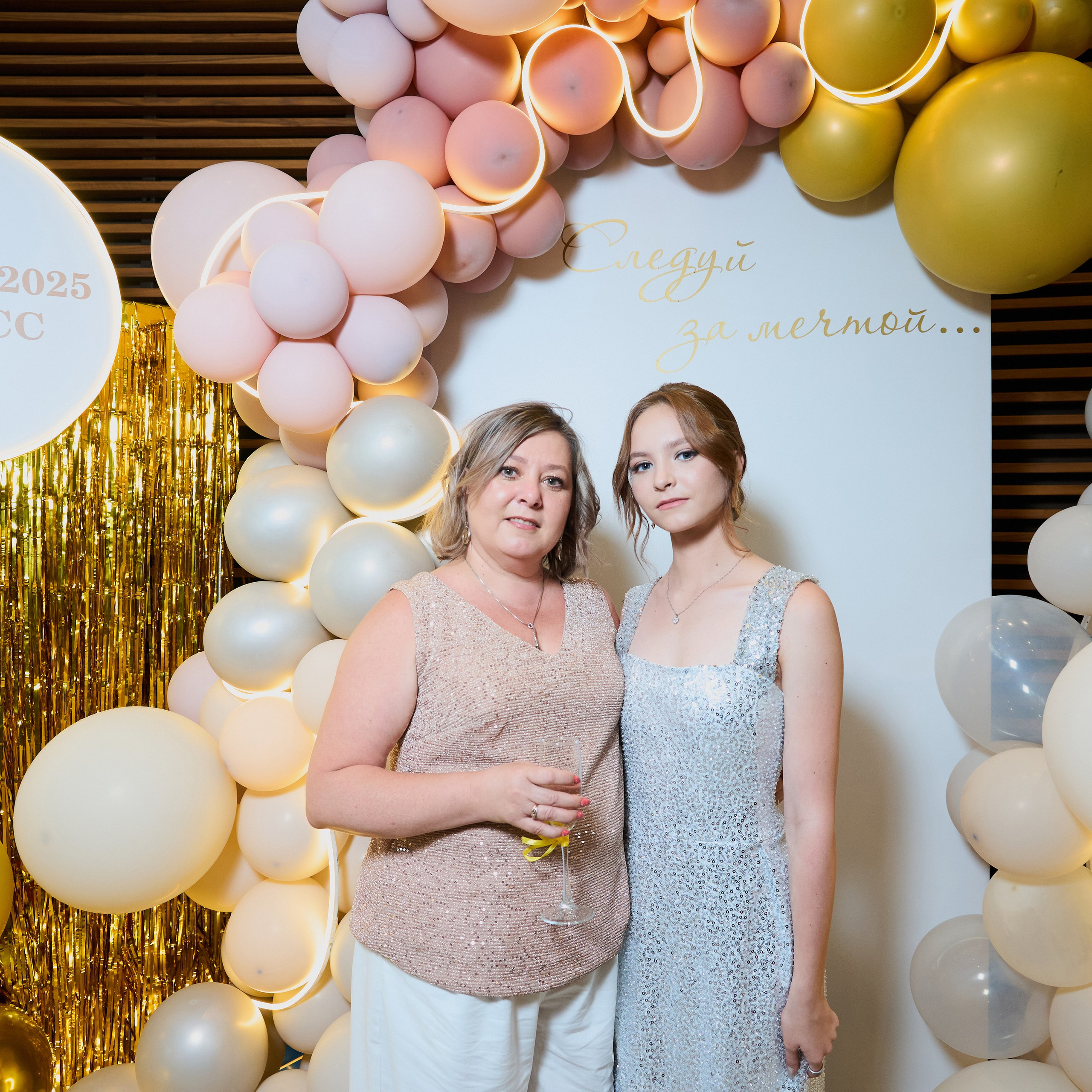 Репортаж с выпускного вечера 11 класса школы 29 в отеле Домина. Репортажный и женский фотограф в Новосибирске