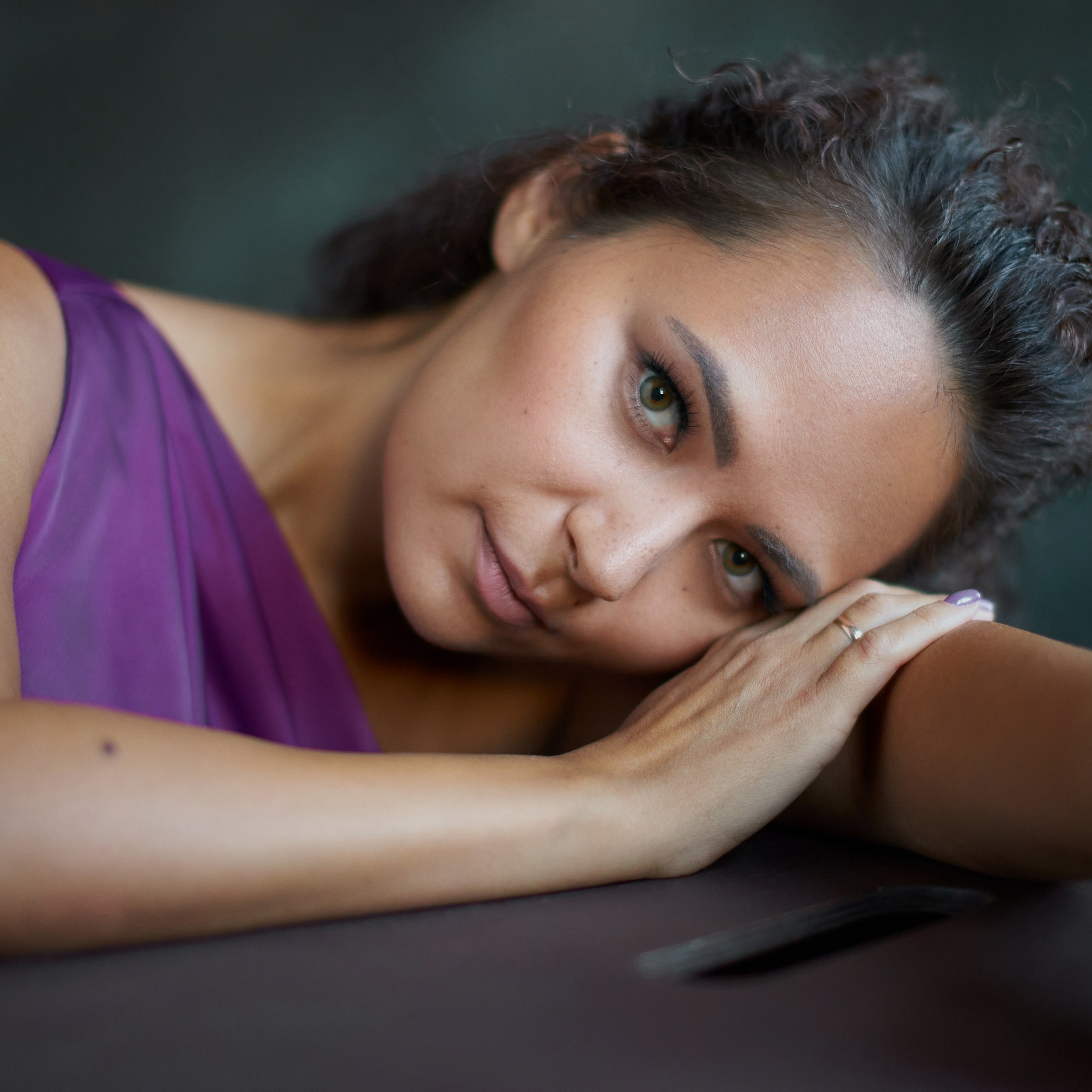 Чувственные портреты в темной студии для Анастасии