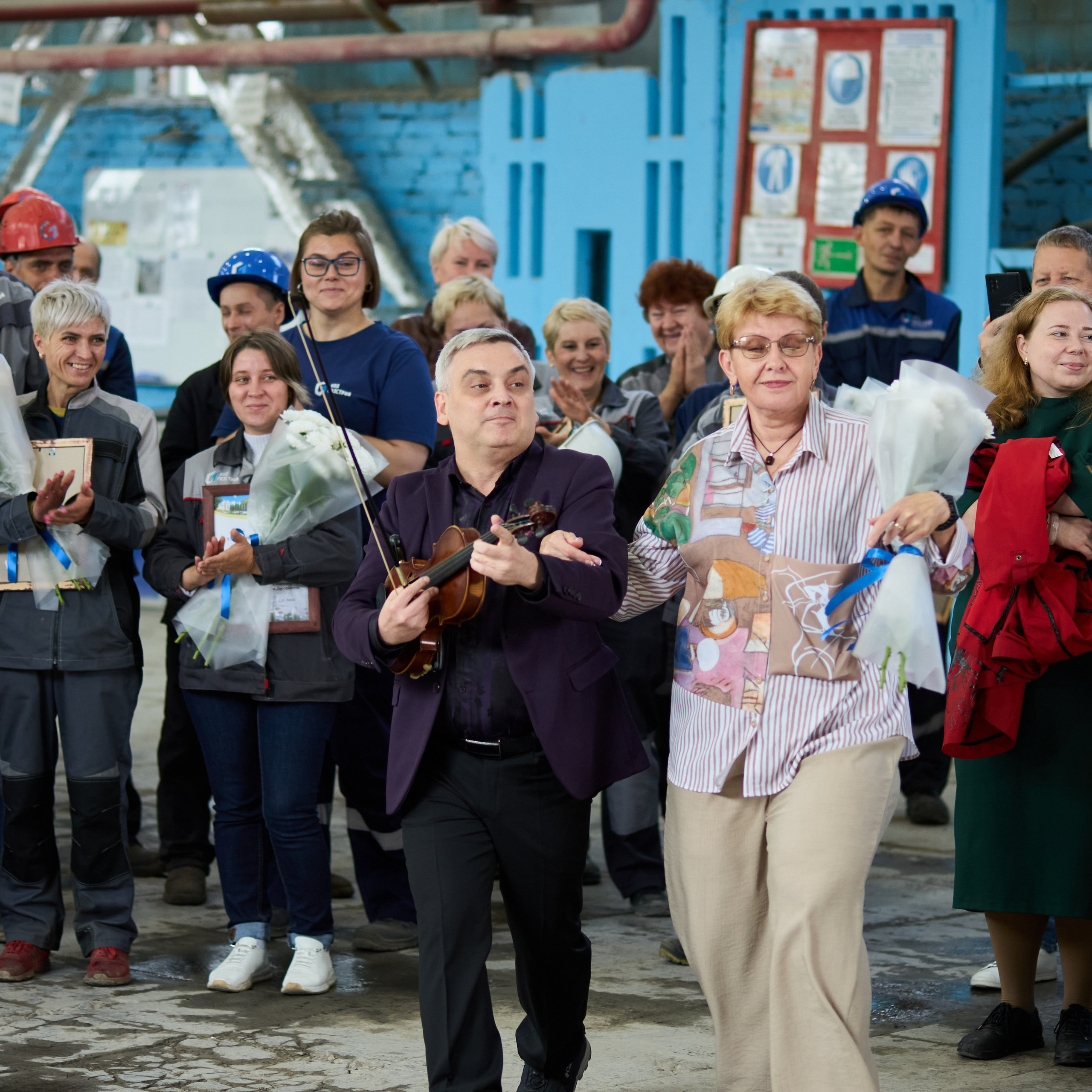 Скрипач Алексей Кобринский выступает на дне строителя на производстве КПД Газстрой. Фотограф - Александр Видеман, Новосибирск