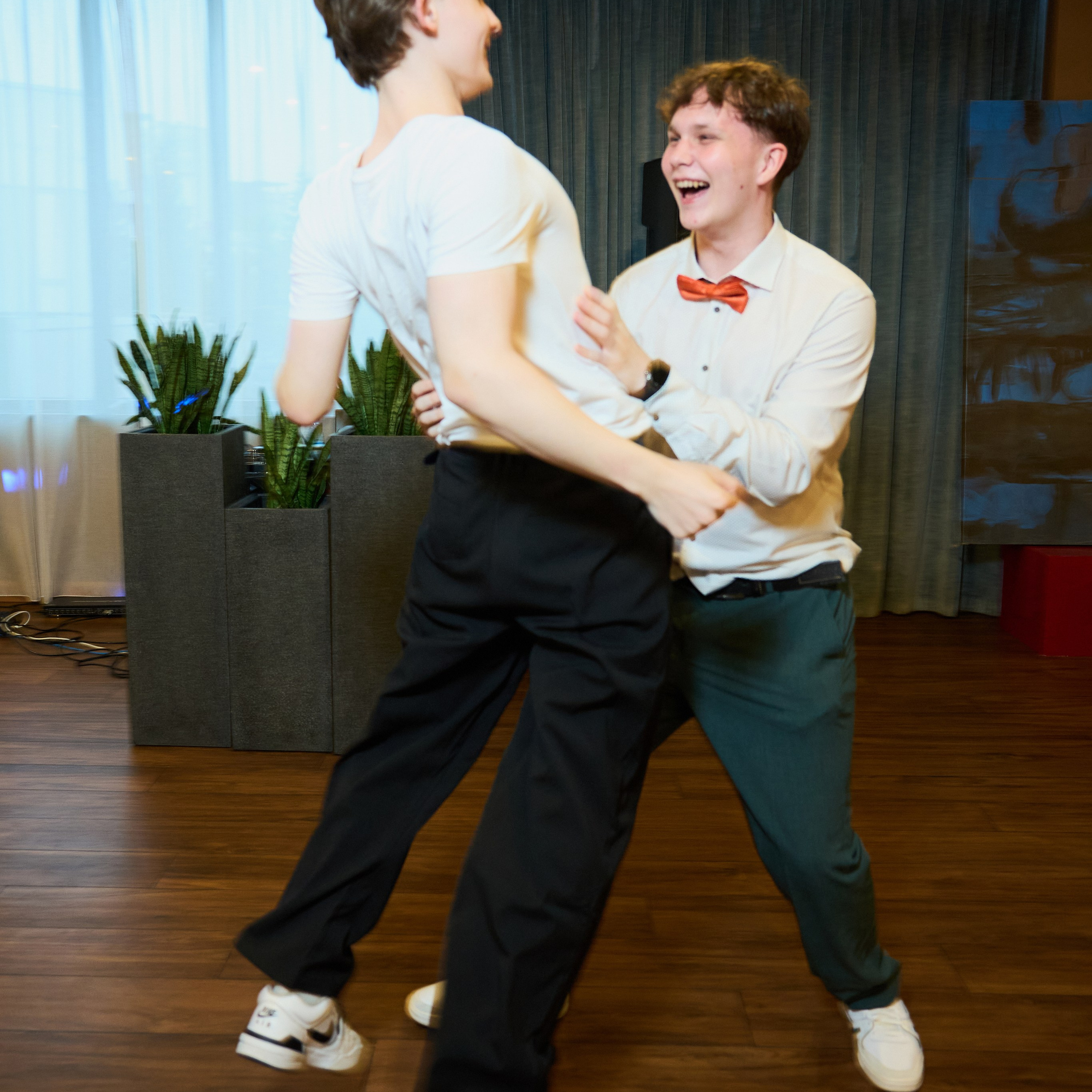 Репортаж с выпускного вечера 11 класса школы 29 в отеле Домина. Репортажный и женский фотограф в Новосибирске