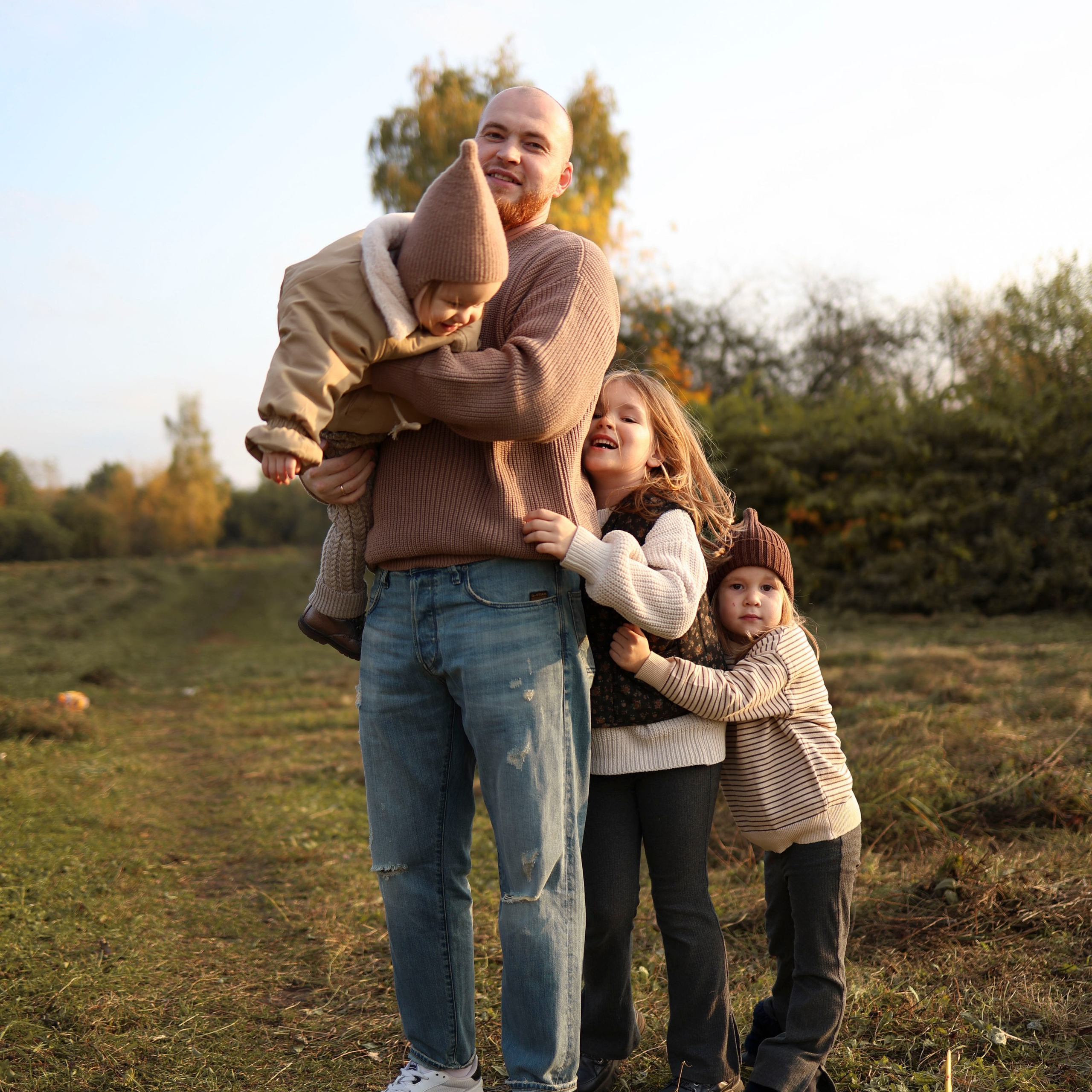 Осенняя прогулка папы с дочками