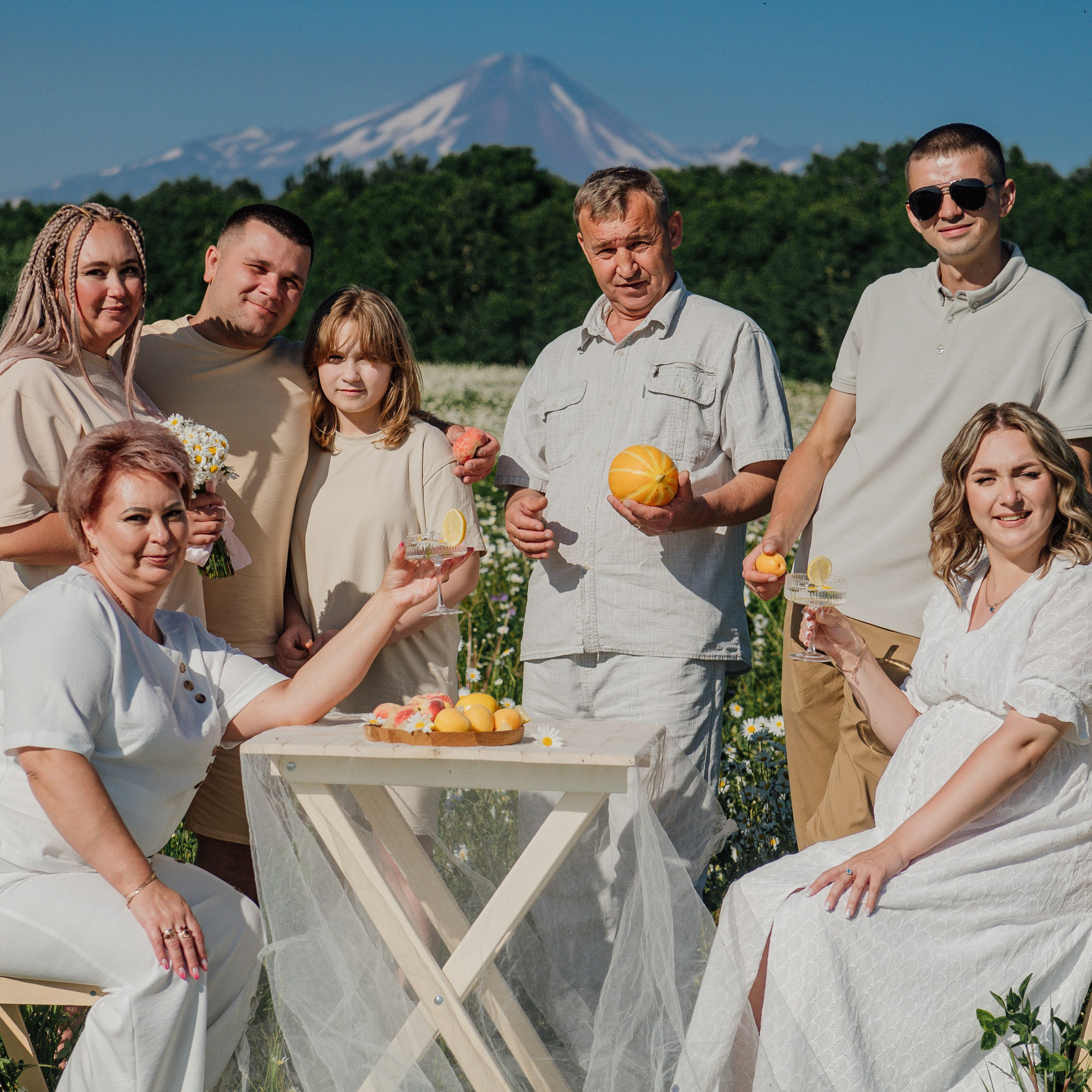 Большая семья в ромашках