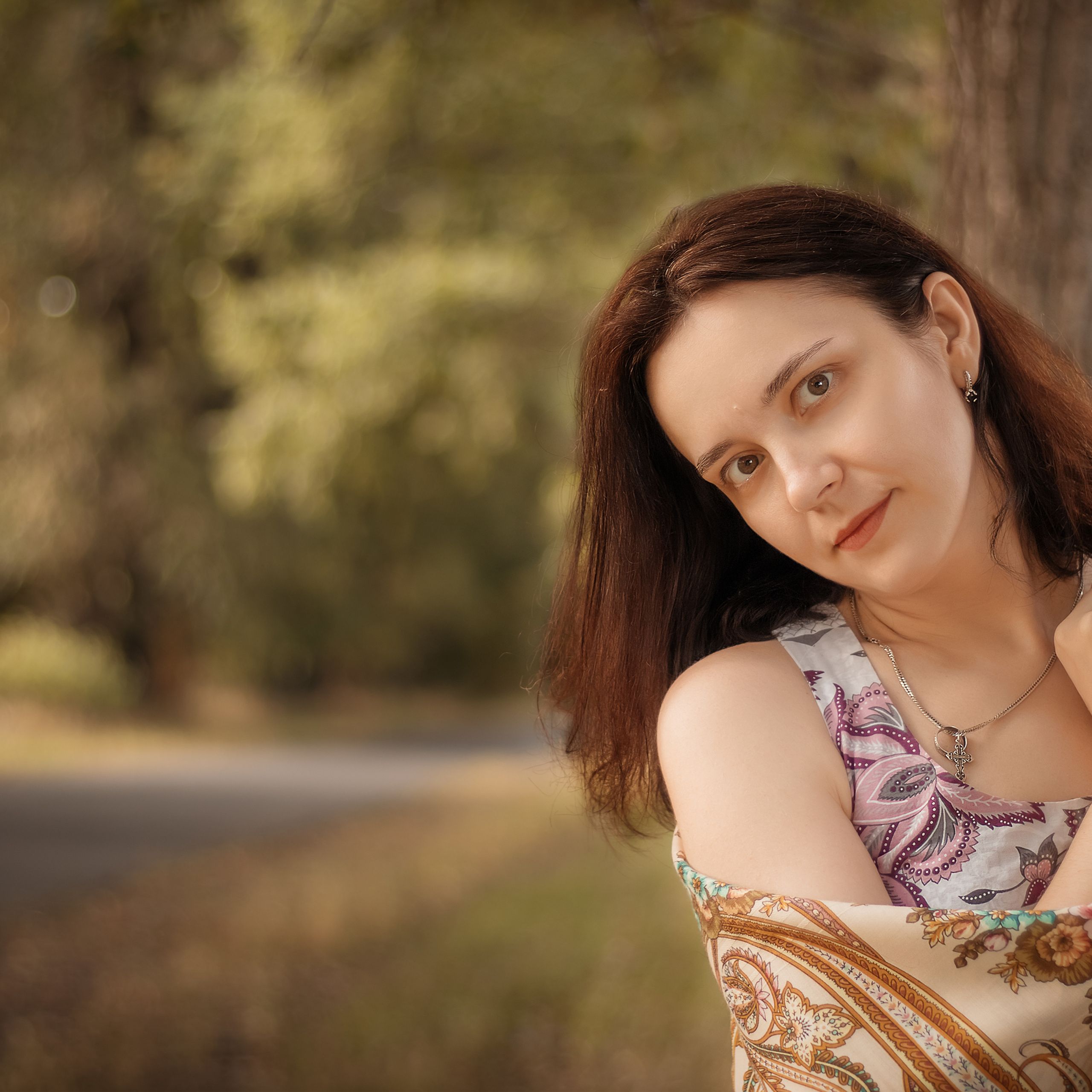 Фотография девушки в павловопосадском платке "Счастливица".урск. Поселок Никольский, дорога на Рязаново.