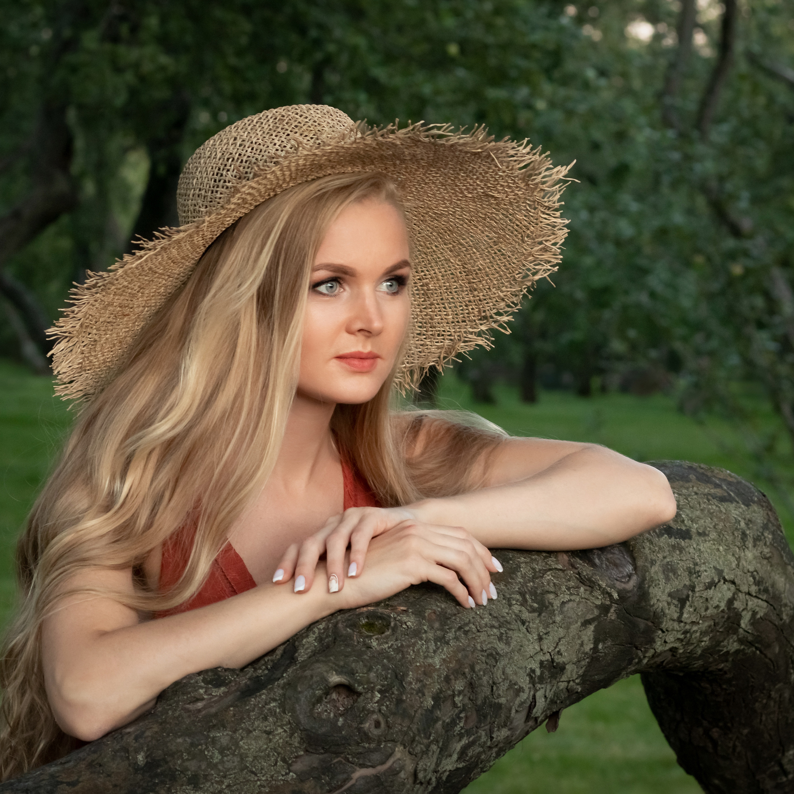 Фотосессия в Коломенском. Женщина в шляпе. Девушка в шляпе. Фотограф Катарина Крук.