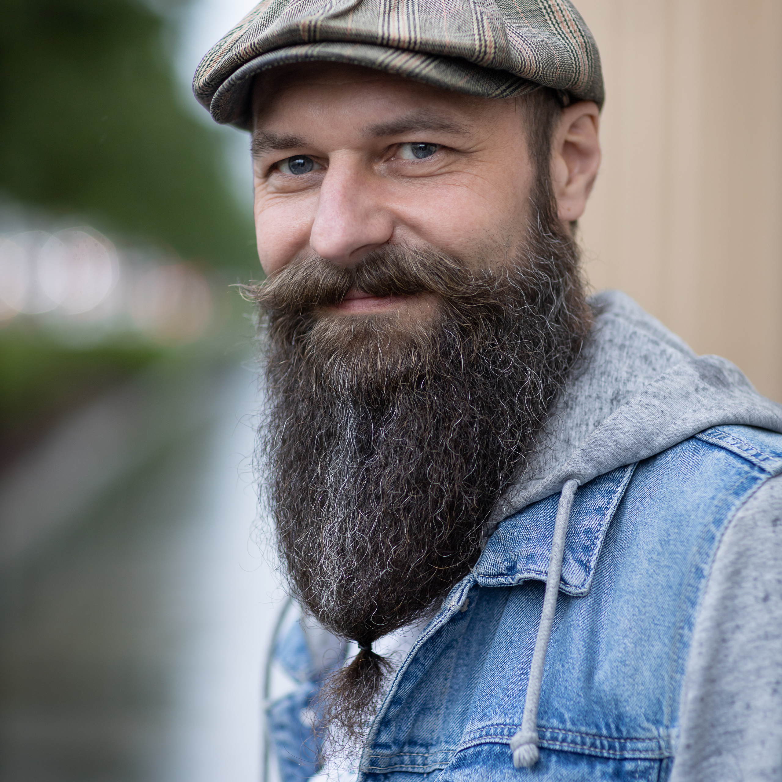 Барбер. Барбершоп APACHES. Мужской портрет. Мужчина с бородой.