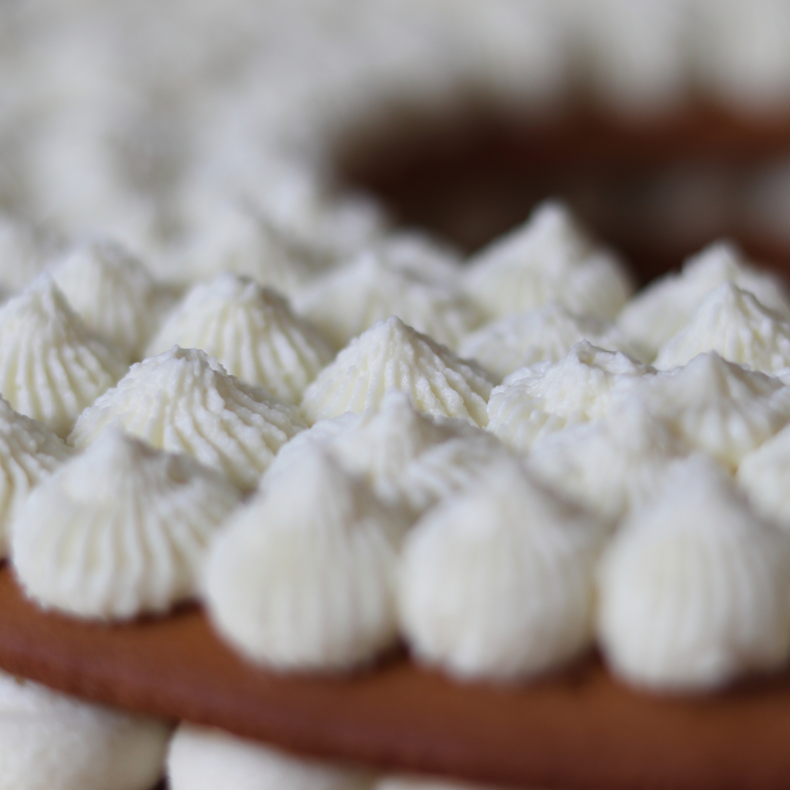 Этапы украшения торта.