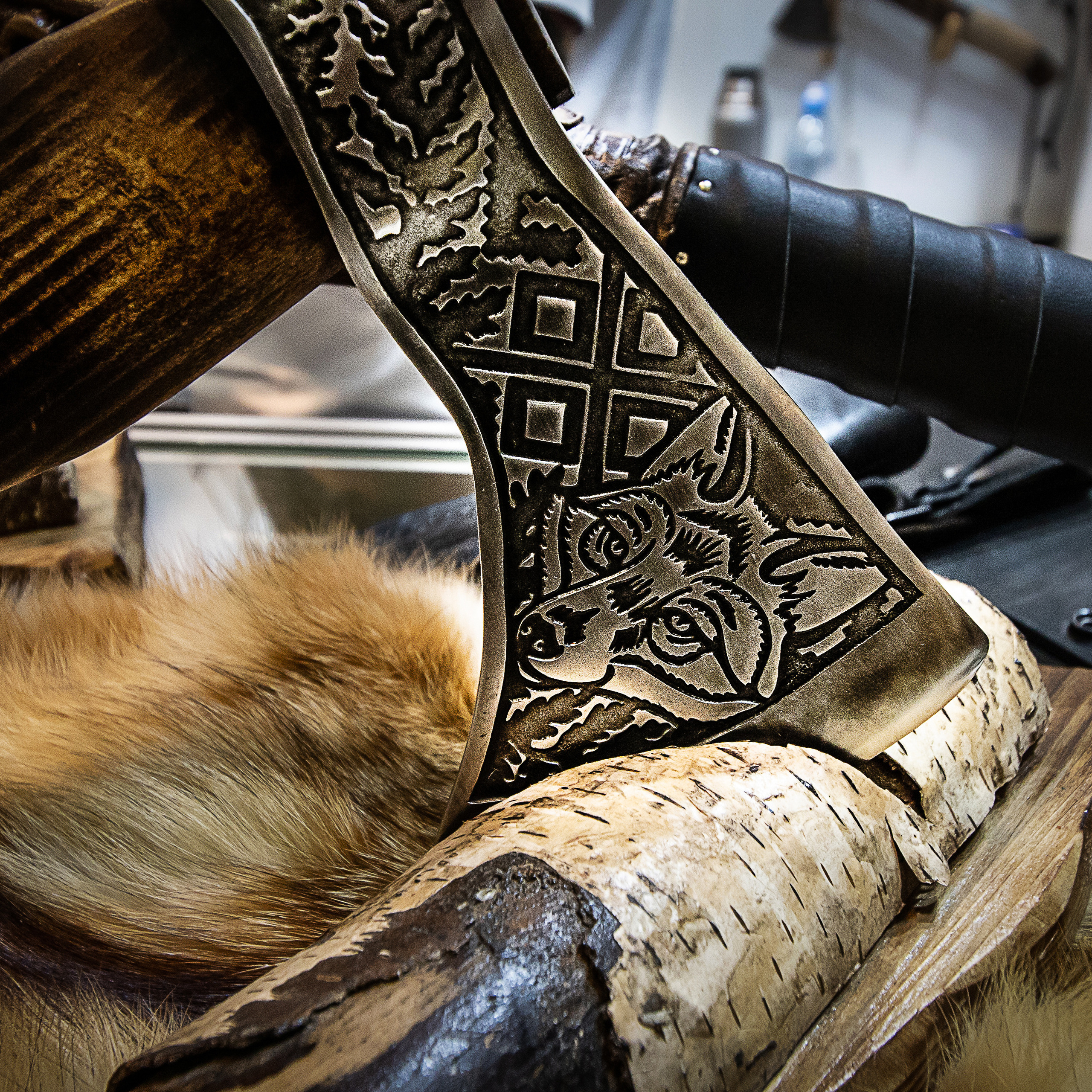 Топор. Секира Радослава. Фотограф Москва. Выставка "Ладья". Москва.