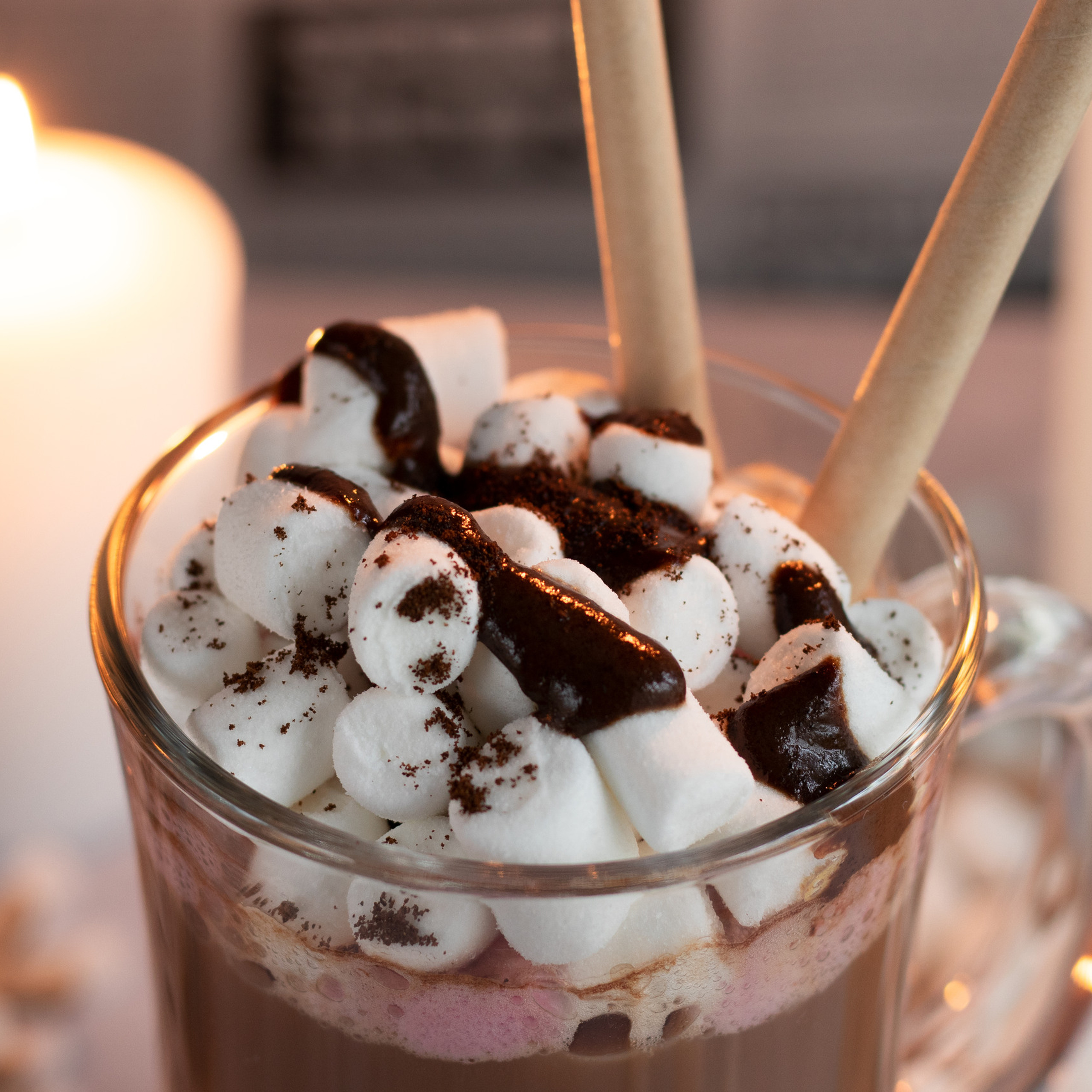Бокал с какао и маршмелоу.