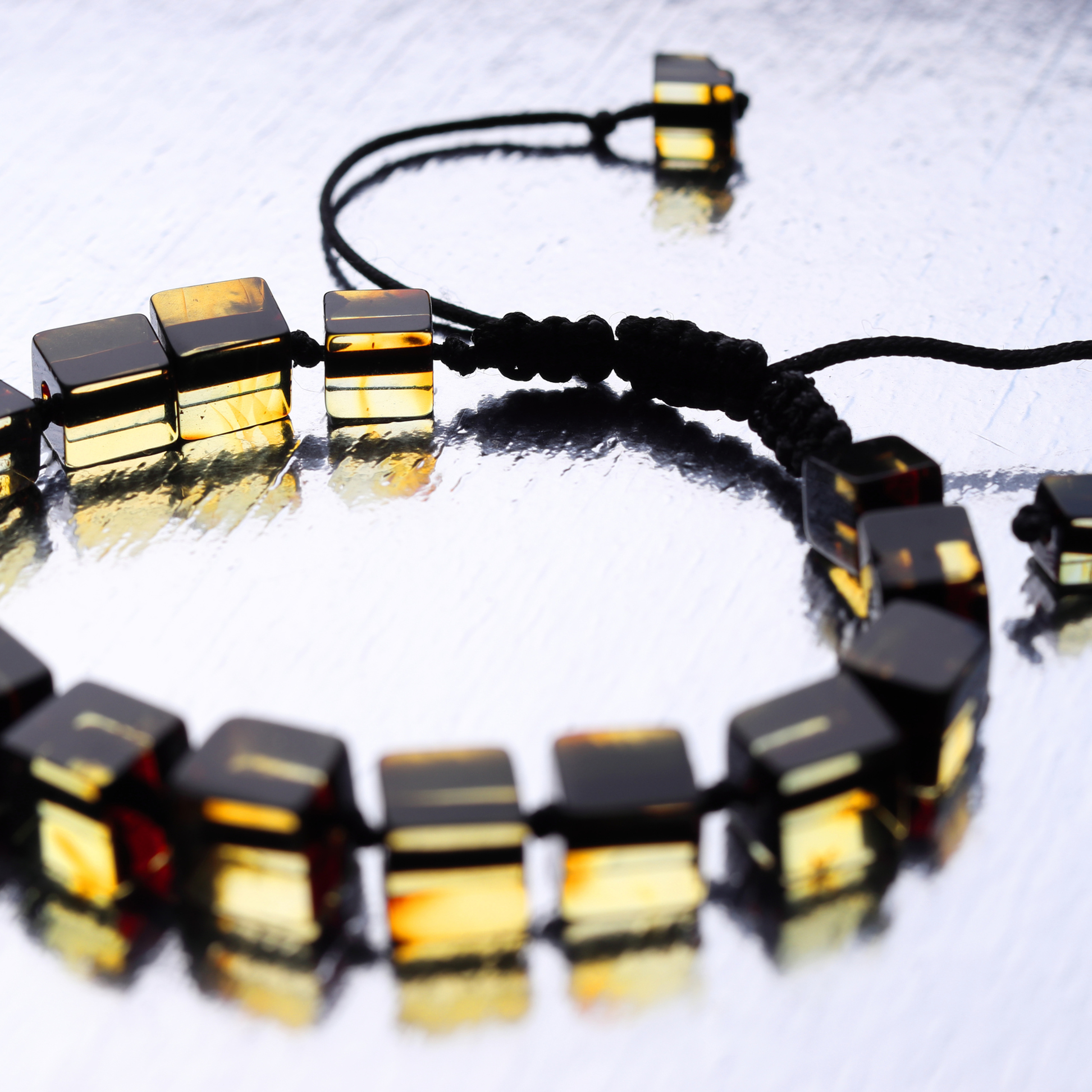 Браслет из янтаря.