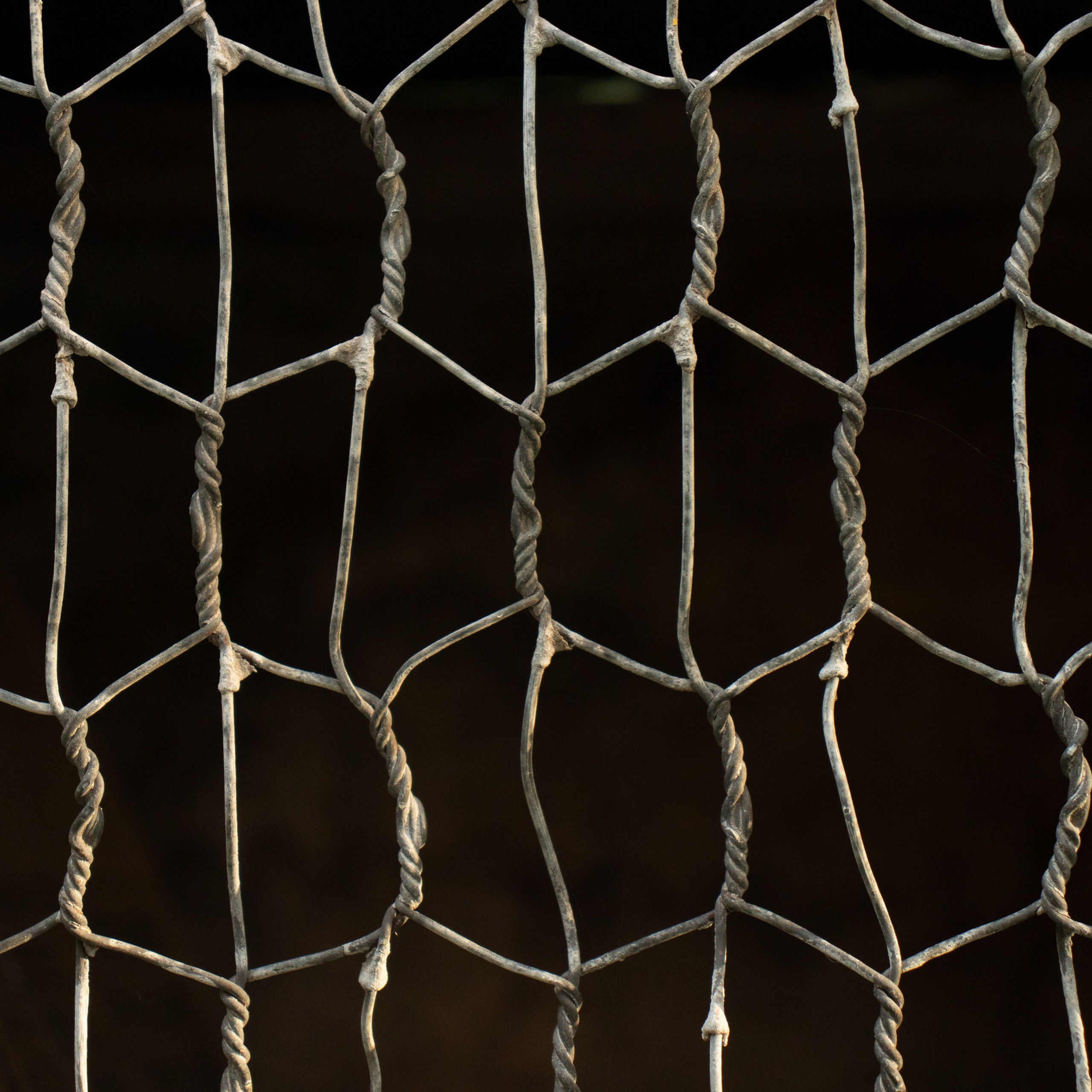 Сетка из алюминия в виде повторяющихся элементов-паттерны.